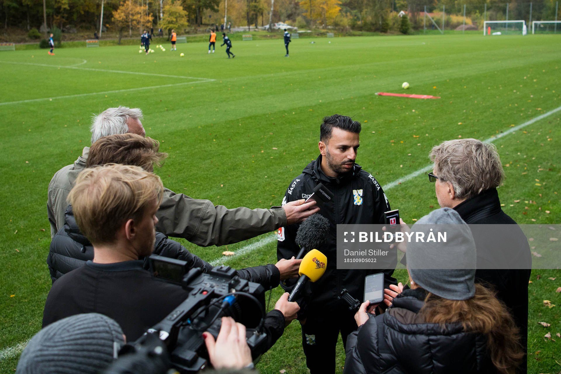 IFK Göteborgs tränare Poya Asbaghi pratar med media