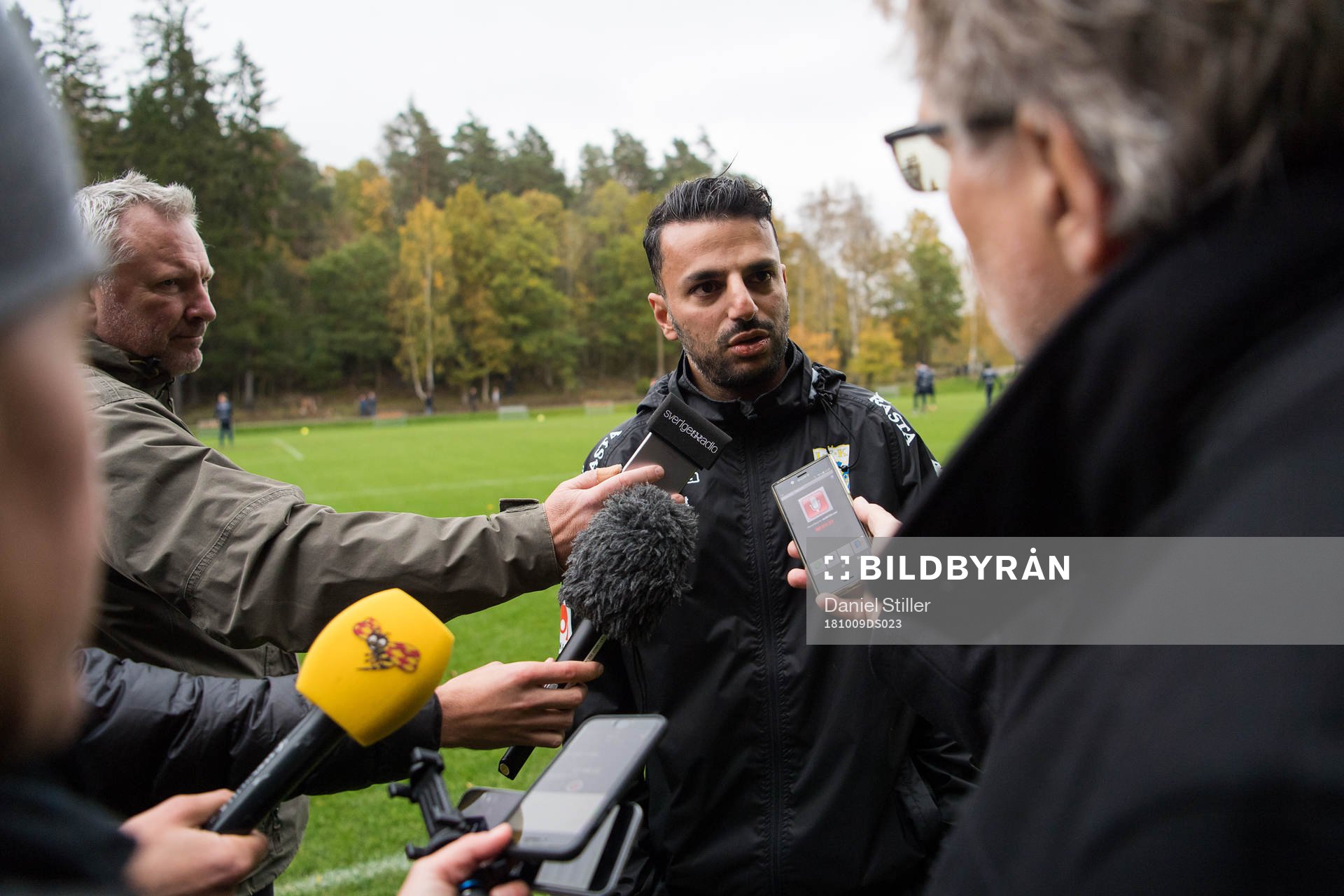 IFK Göteborgs tränare Poya Asbaghi pratar med media