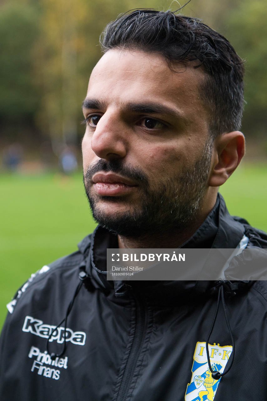 IFK Göteborgs tränare Poya Asbaghi pratar med media
