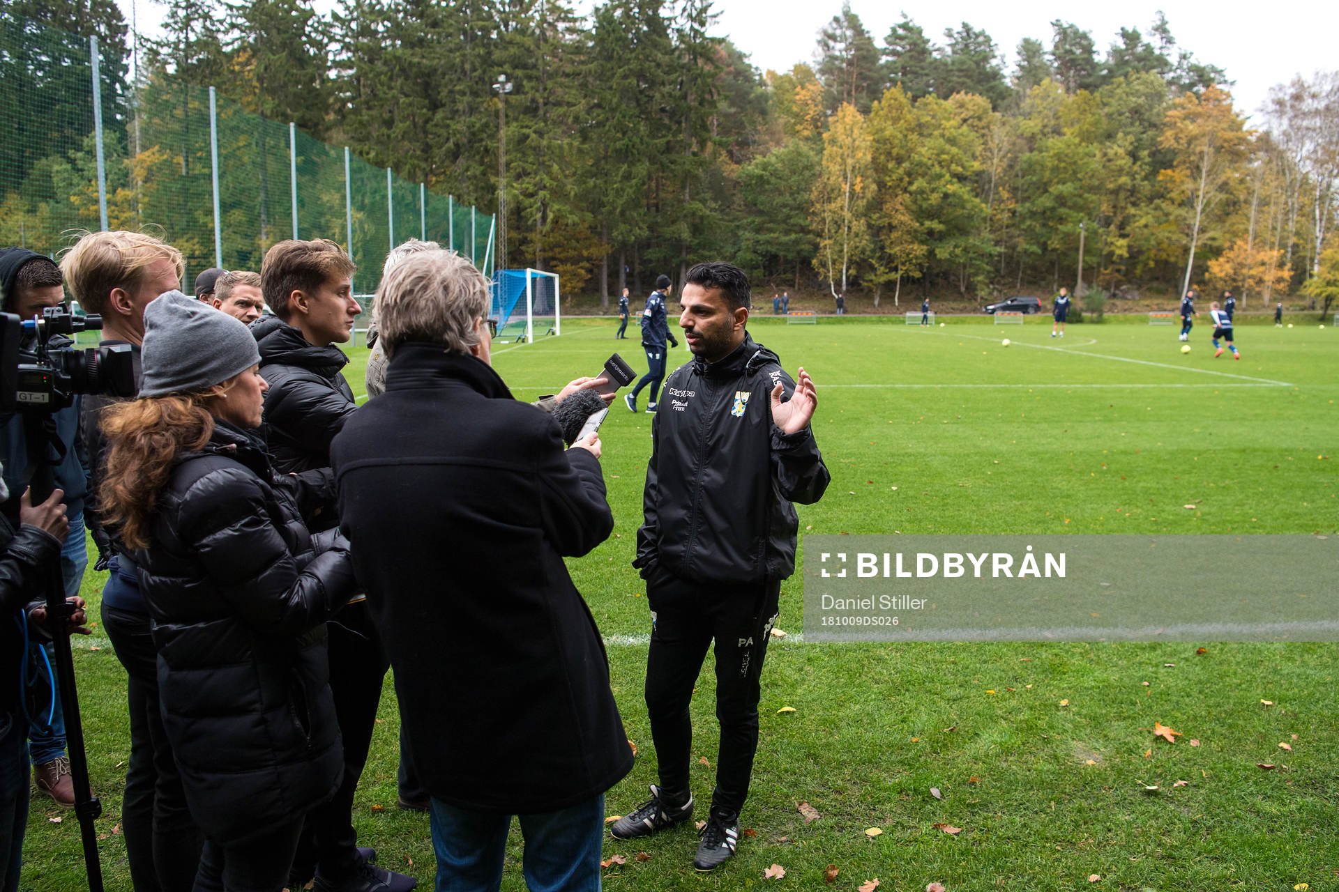 IFK Göteborgs tränare Poya Asbaghi pratar med media
