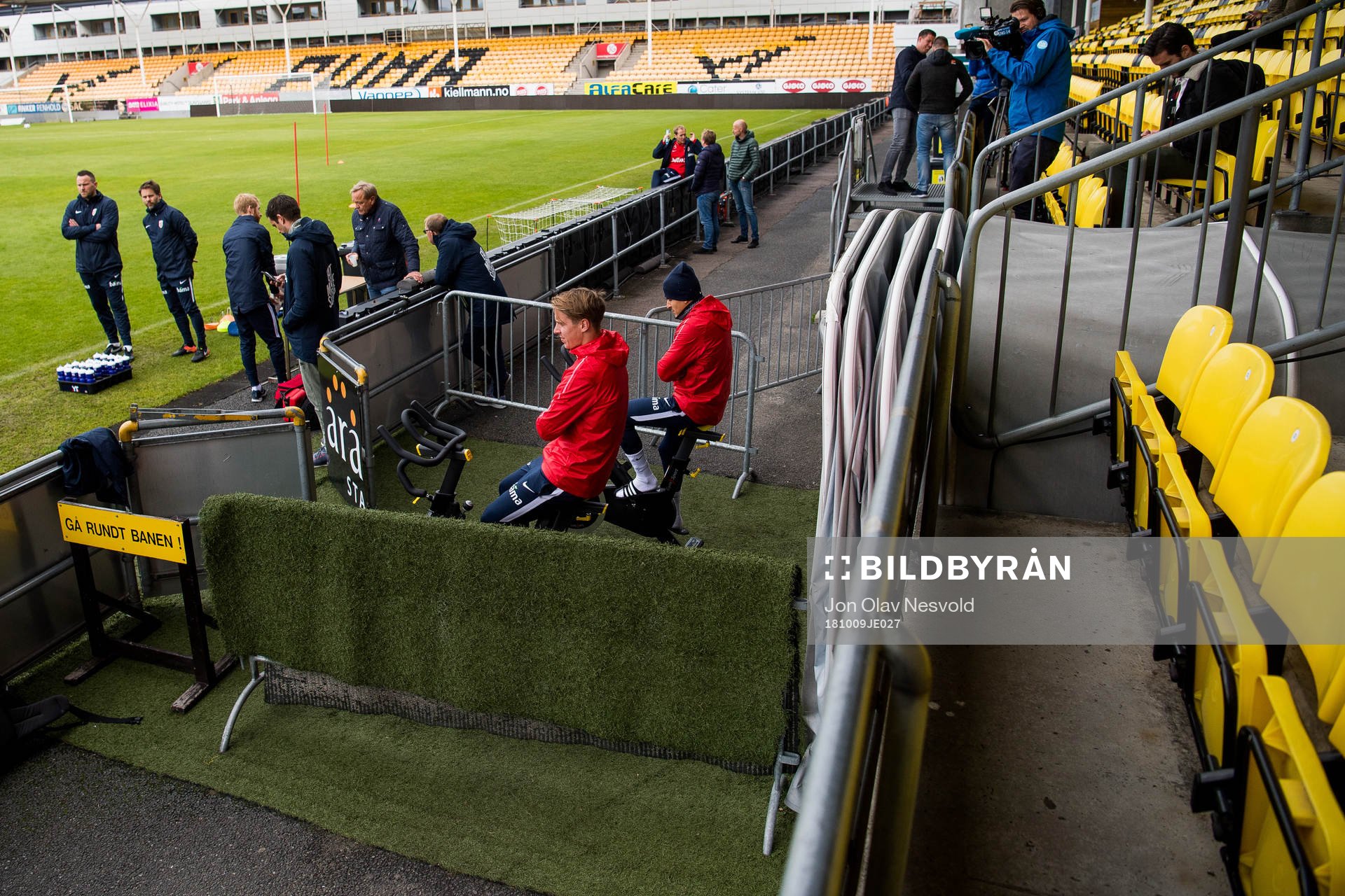 Stefan Johansen and Tarik Elyounoussi of Norway