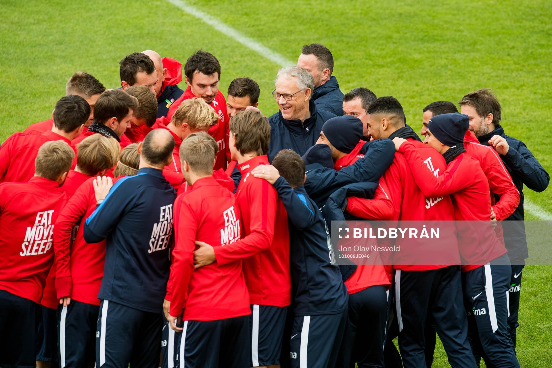 Lars Lagerbäck, head coach of Norway, and the players of
