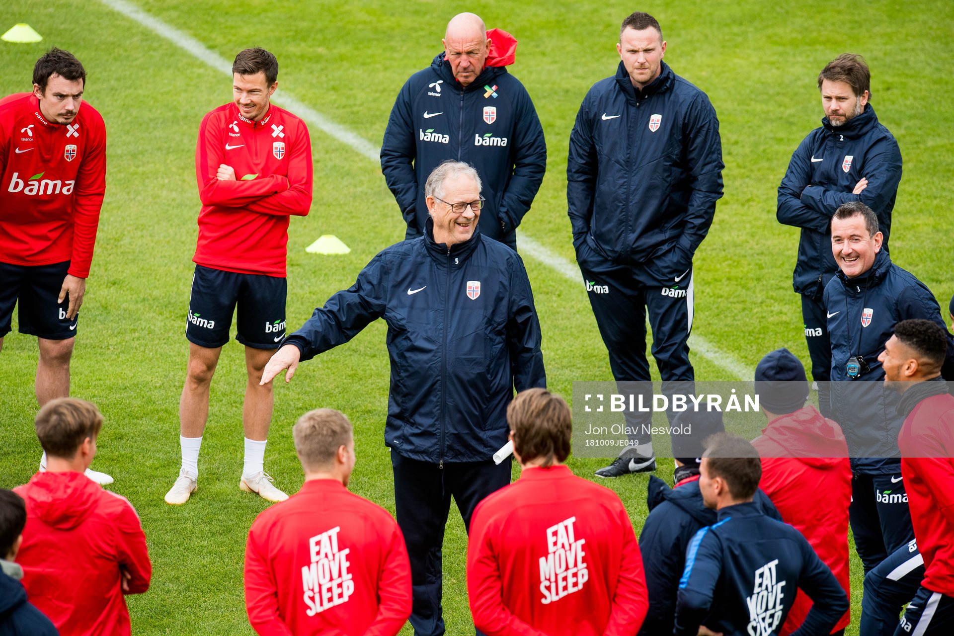 Lars Lagerbäck, head coach of Norway, and the players of