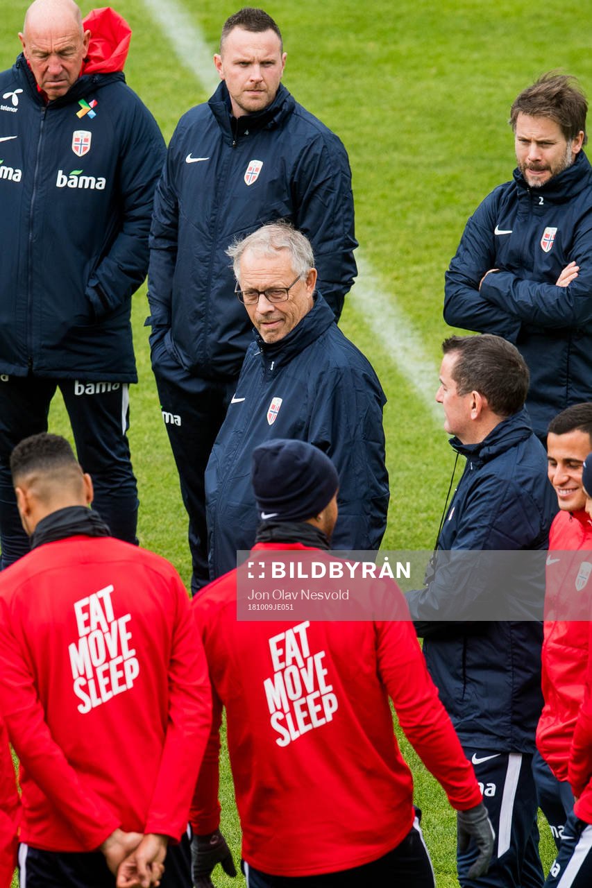 Lars Lagerbäck, head coach of Norway, and the players of