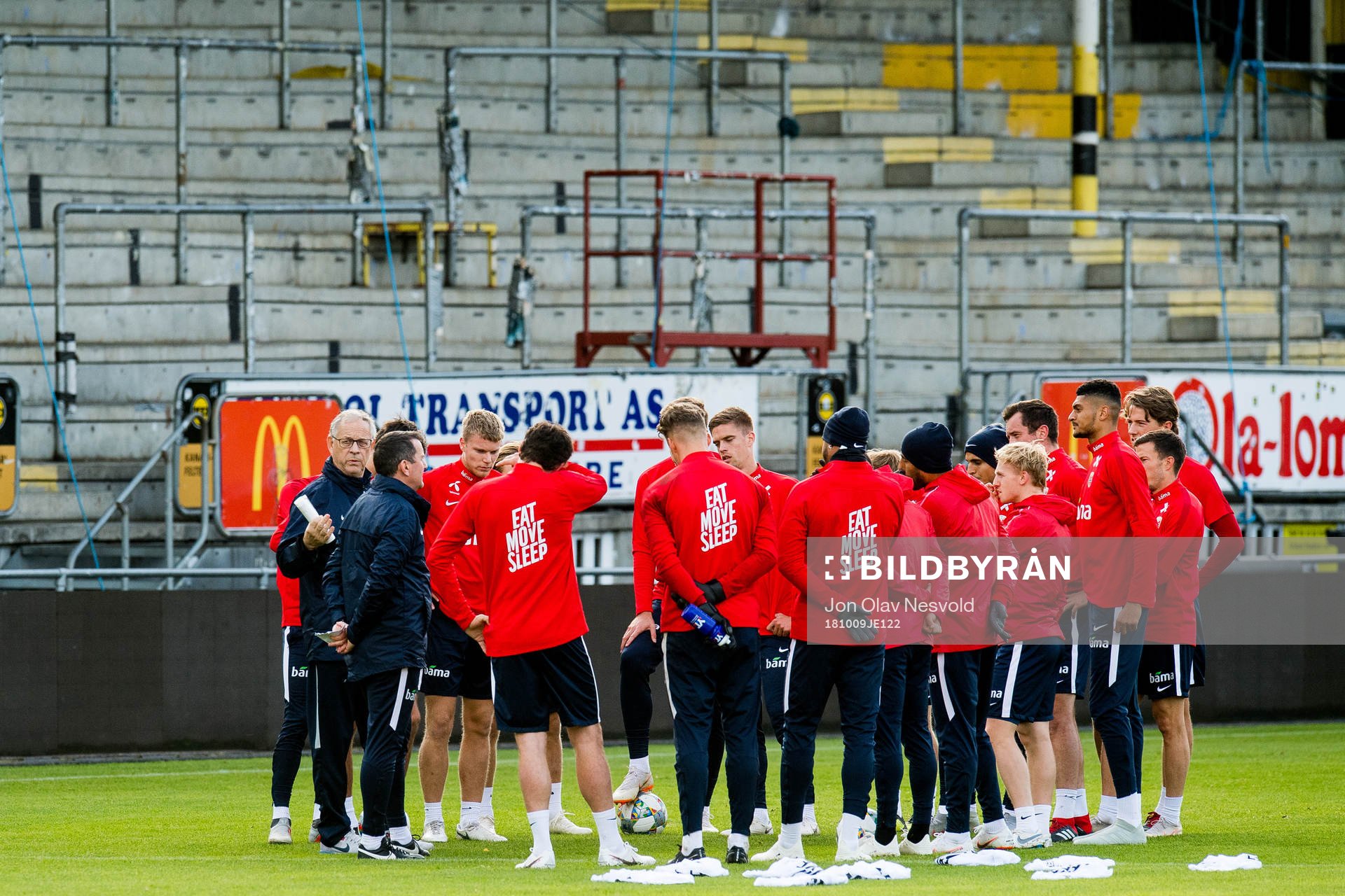 Lars Lagerbäck, head coach of Norway, and the players of