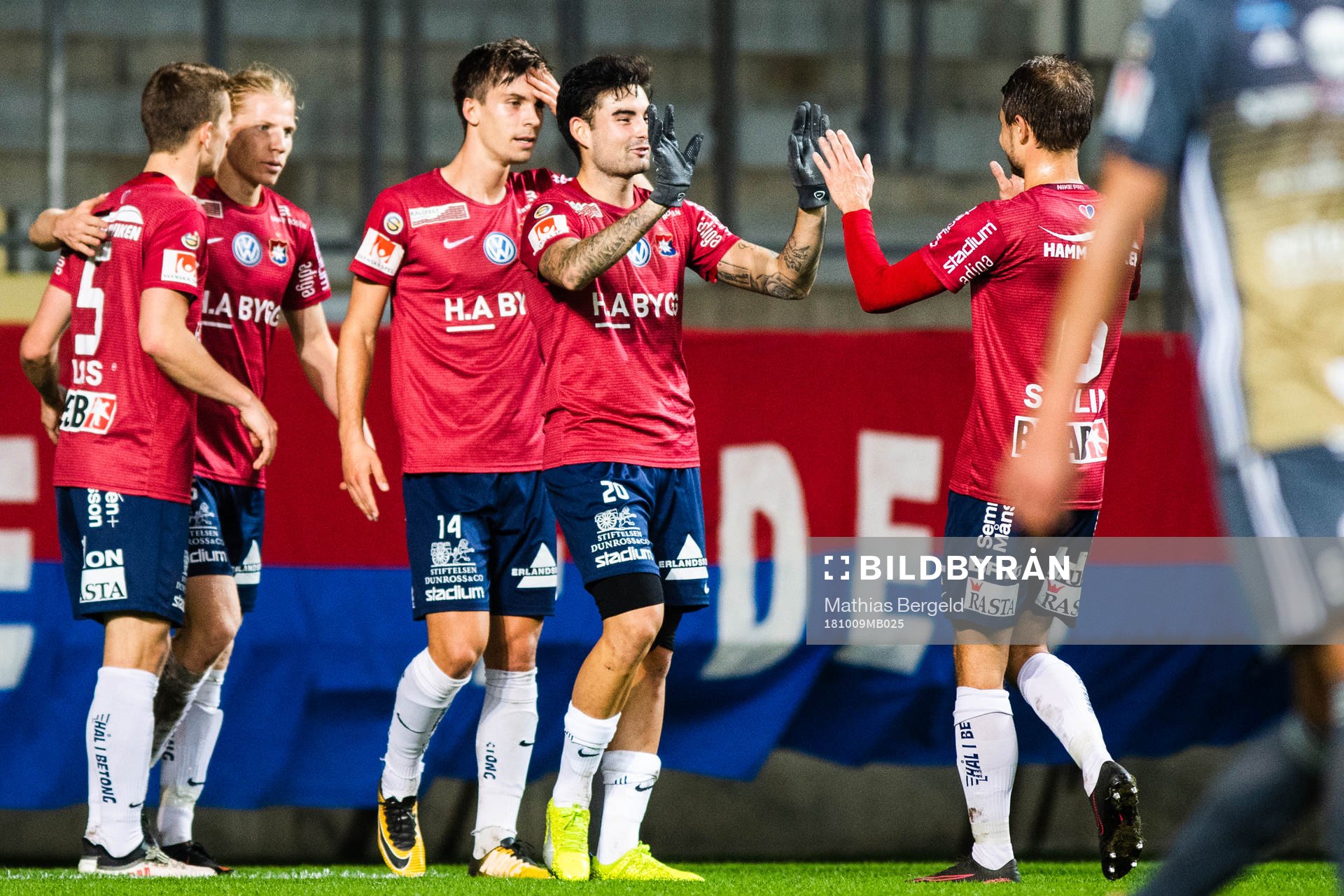 Örgrytes Diego Montiel jublar med lagkamrater