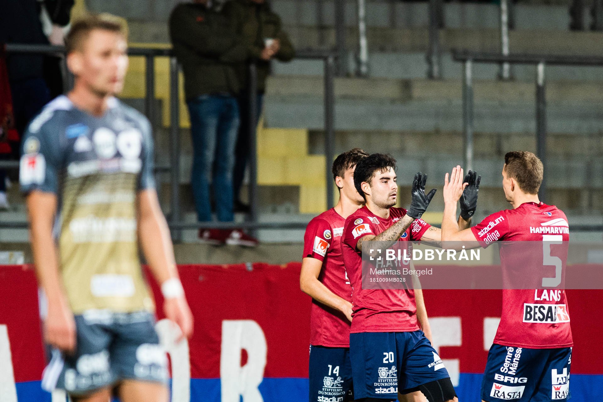 Örgrytes Diego Montiel jublar med lagkamrater