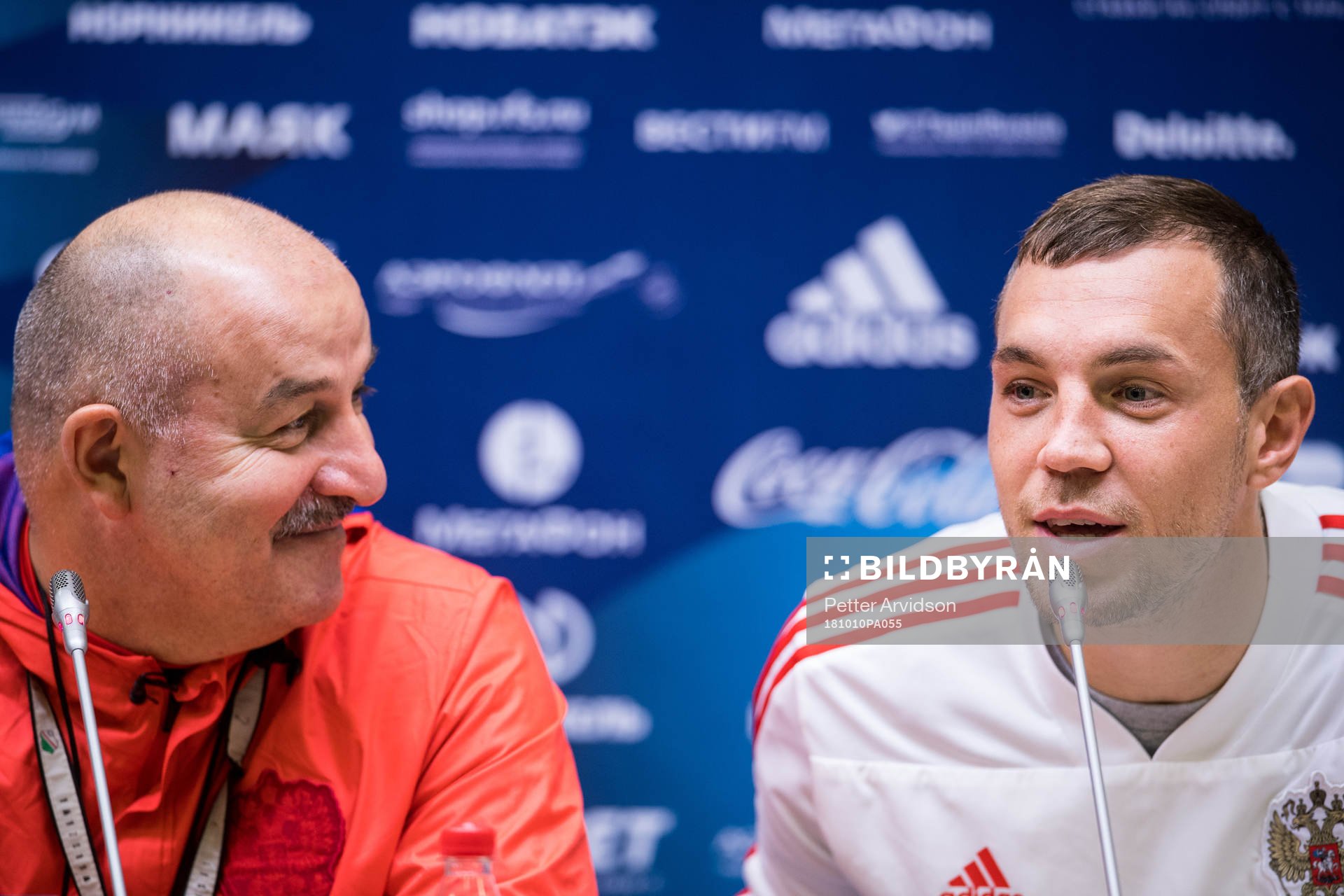 Head coach Stanislav Cherchesov and Artem Dzyuba of Russia
