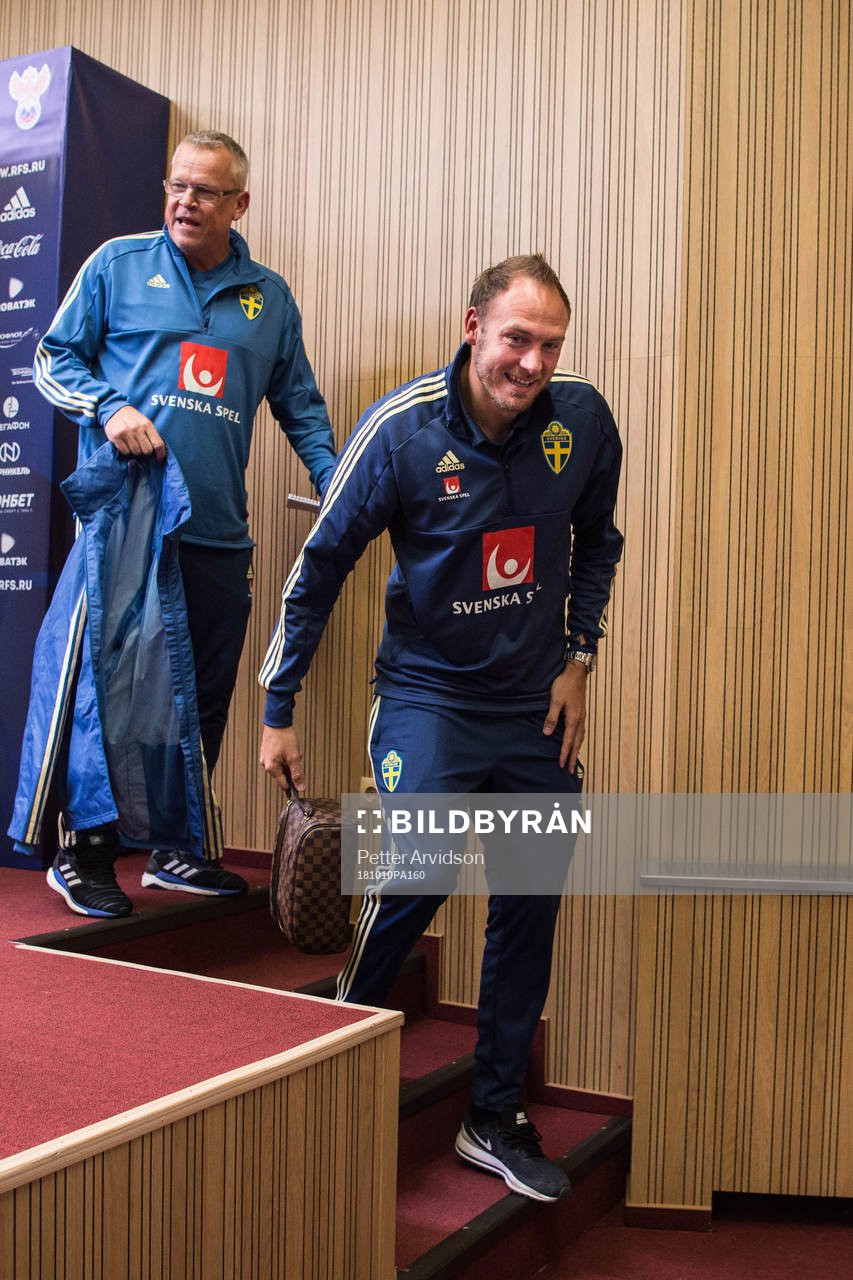 Head coach Janne Andersson and Andreas Granqvist of Sweden