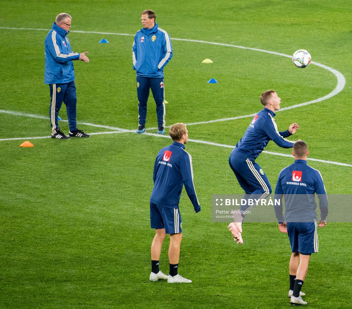 Head coach Janne Andersson talks to scout Roger Sandberg of Sweden during a training session on October 10, 2018 in Kaliningrad.