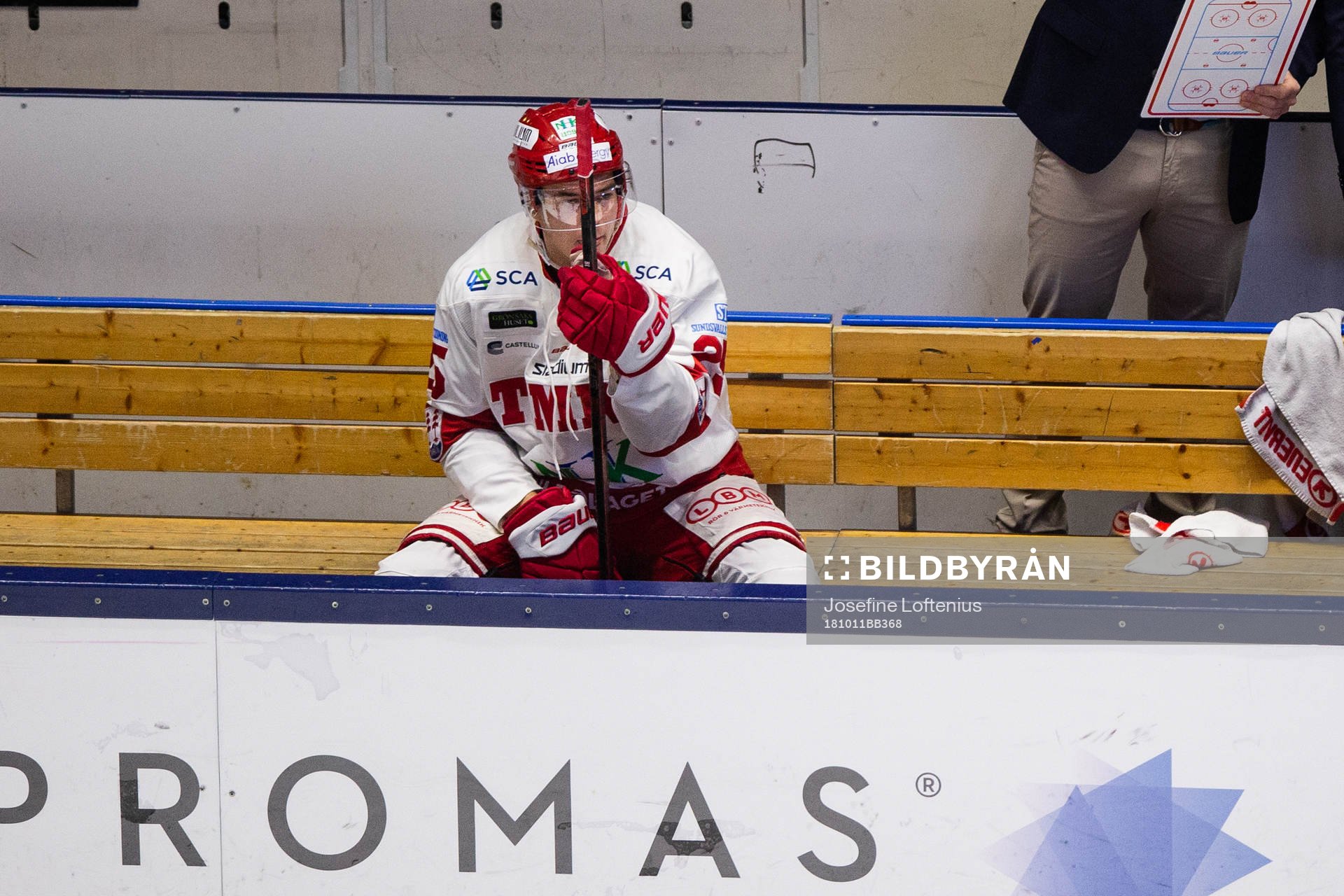 Timrås Patrik Blomberg på bänken i samband med att
