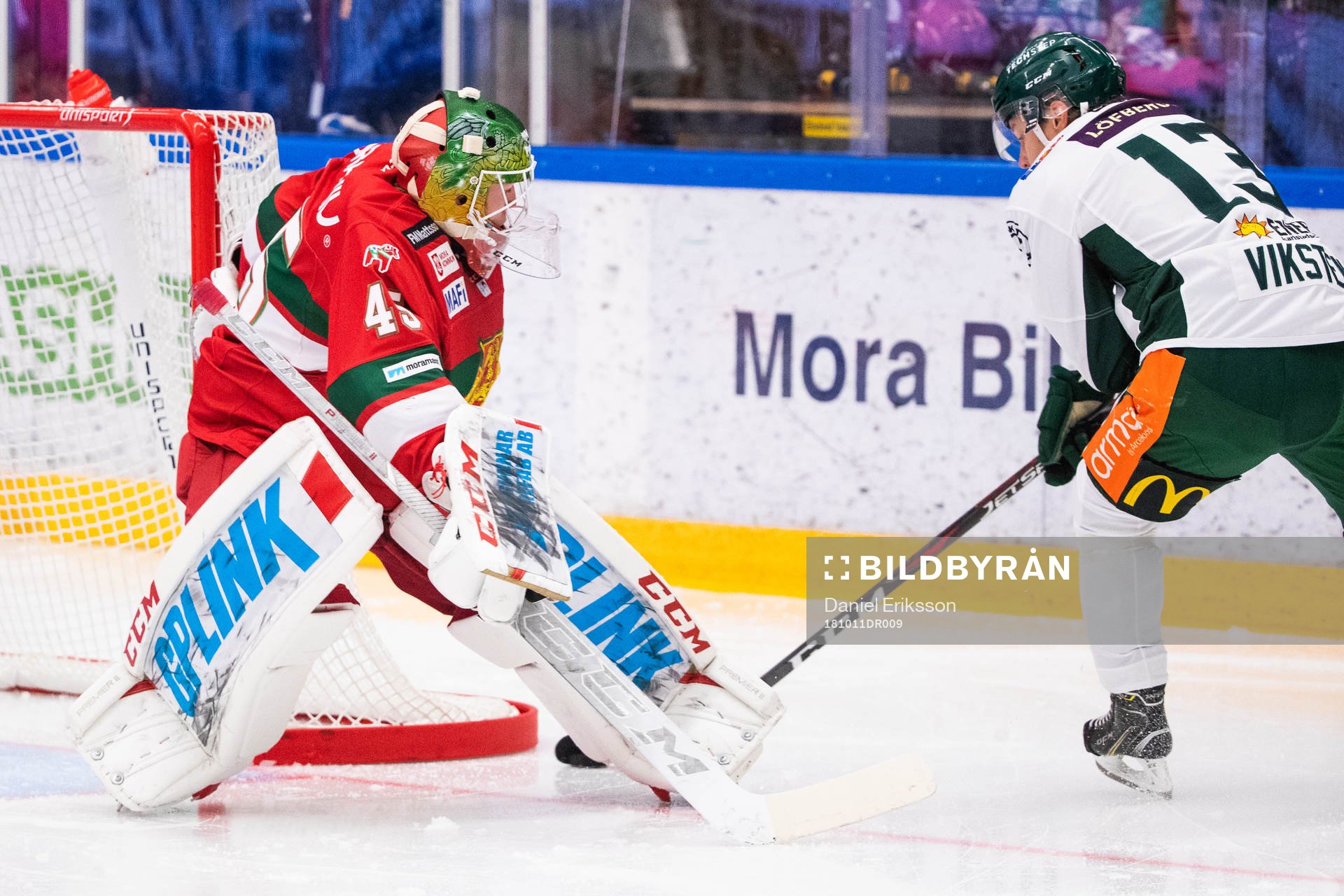 Färjestads Daniel Viksten och Moras målvakt Isak Wallin