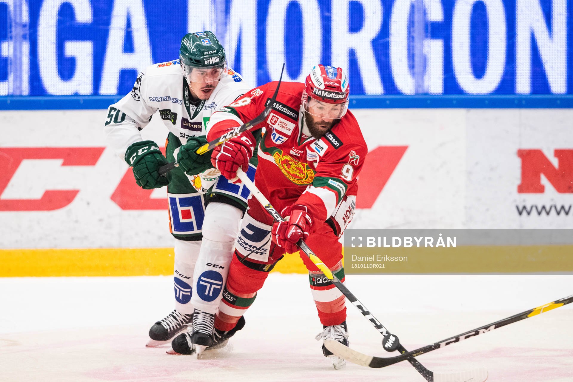 Färjestads Sebastian Erixon och Moras Andrew Rowe i kamp