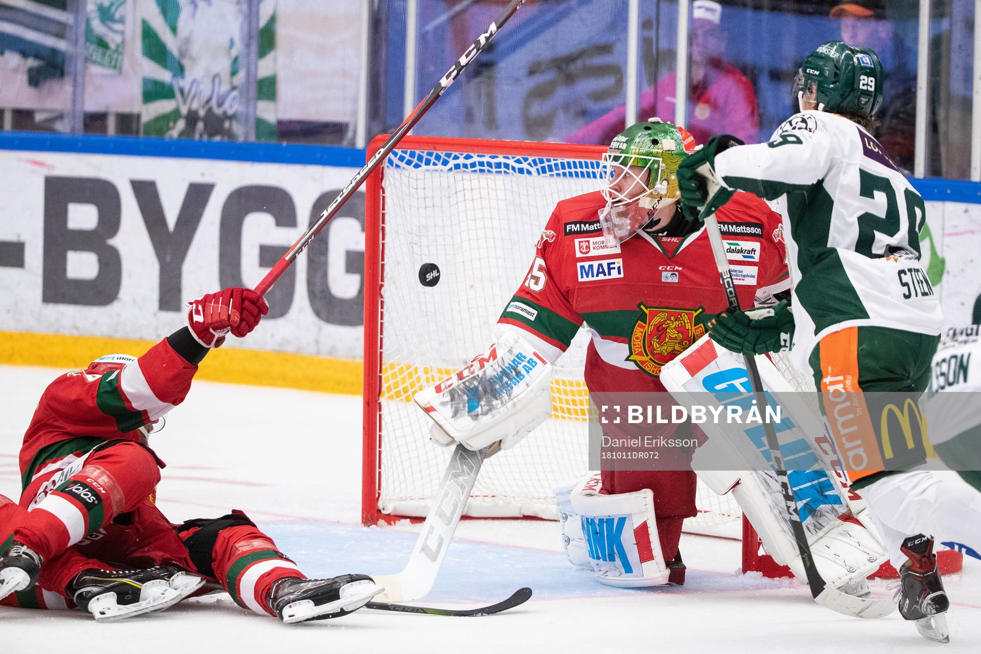 Färjestads Oskar Steen gör 3-3 bakom Moras målvakt Isak
