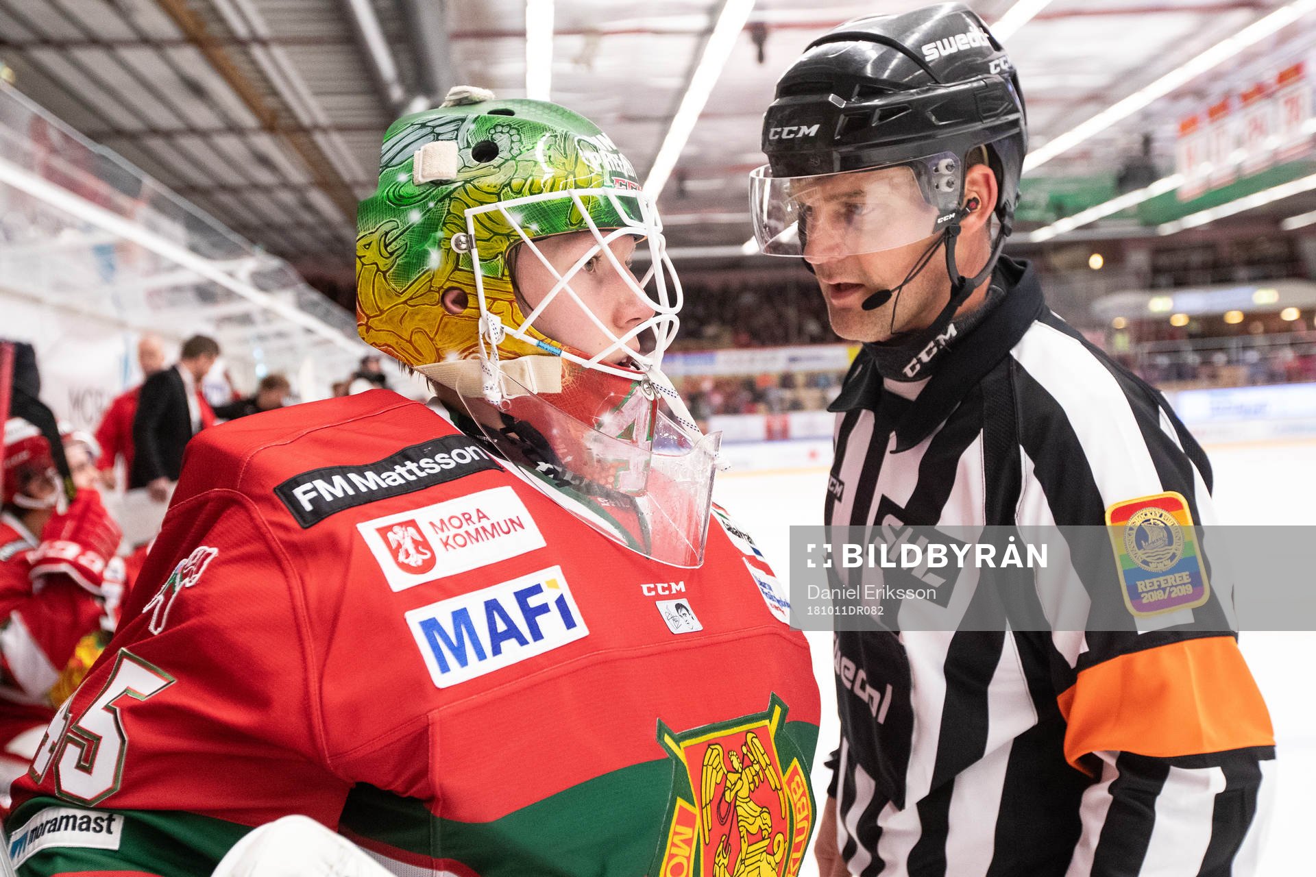 Moras målvakt Isak Wallin och domare Mikael Nord