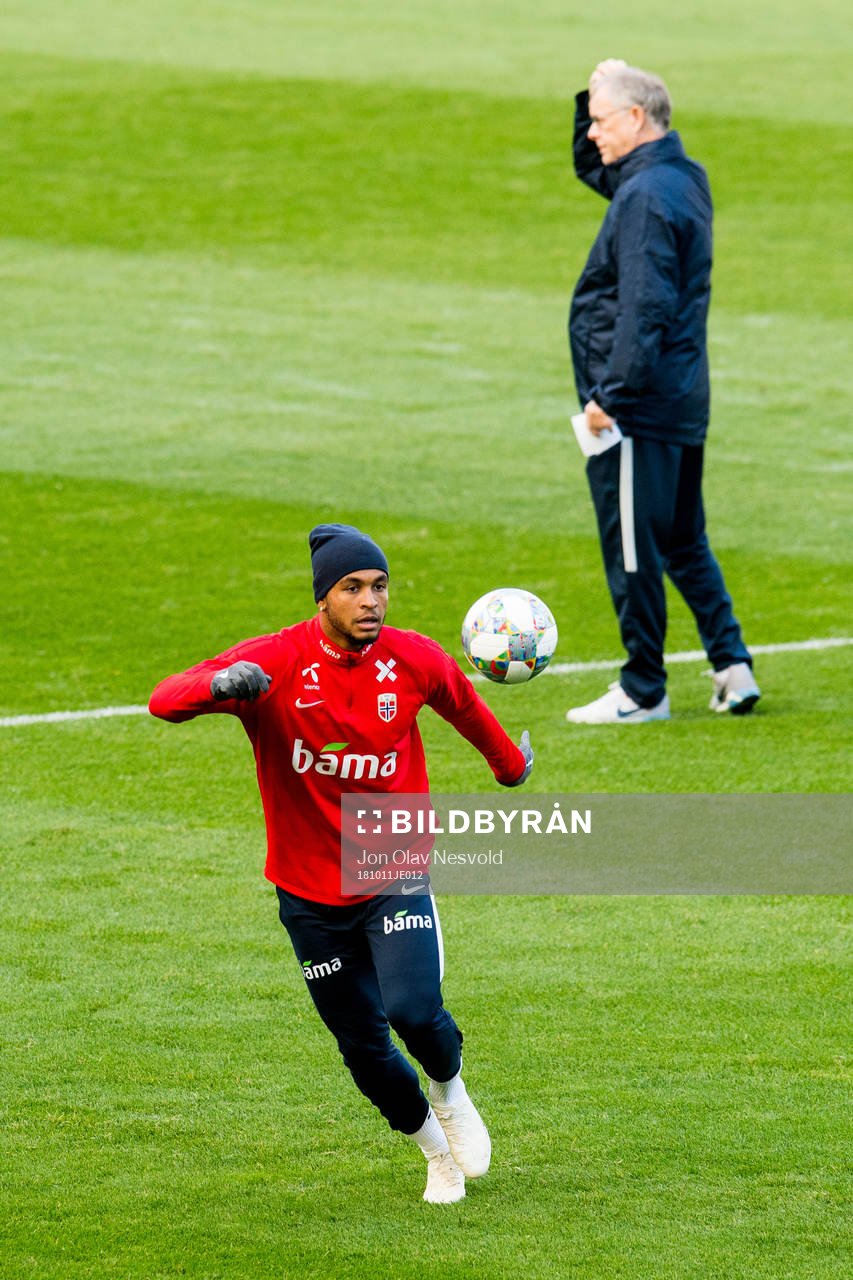 Joshua King of Norway and Lars Lagerbäck, head coach of Norway, during a training session on October 11, 2018 in Oslo.