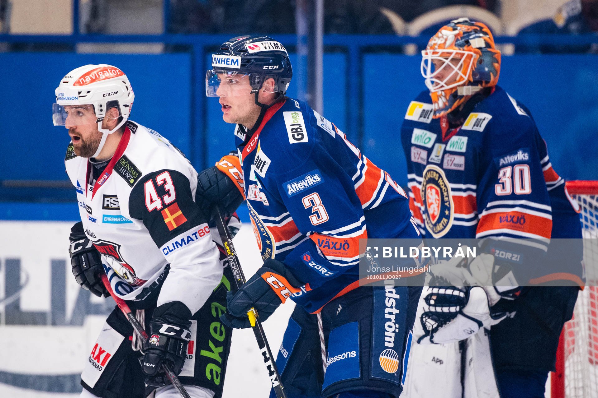 Malmö Redhawks Nichlas Hardt med Växjös Oliver Bohm och
