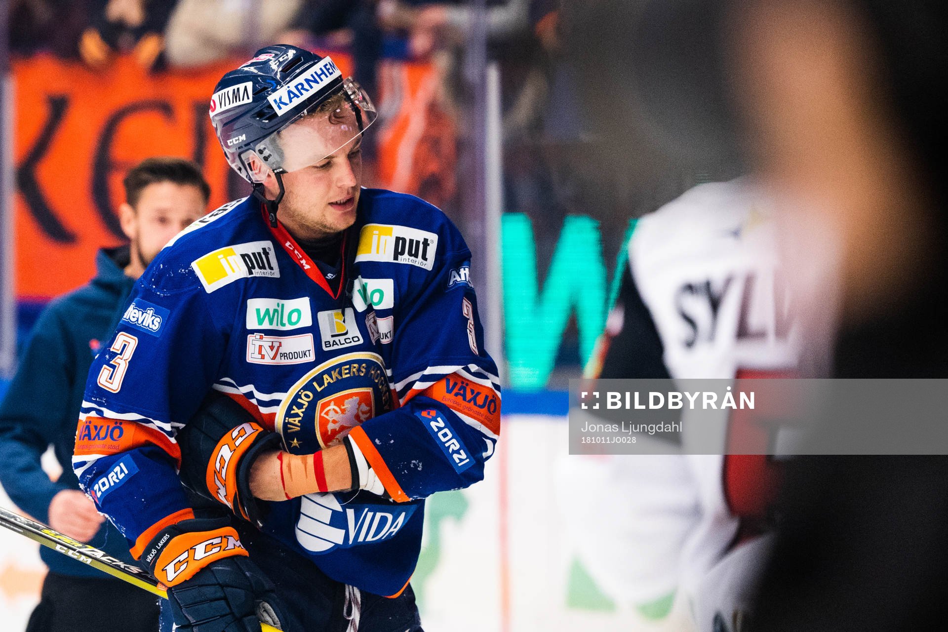 Växjös Oliver Bohm lämnar isen skadad