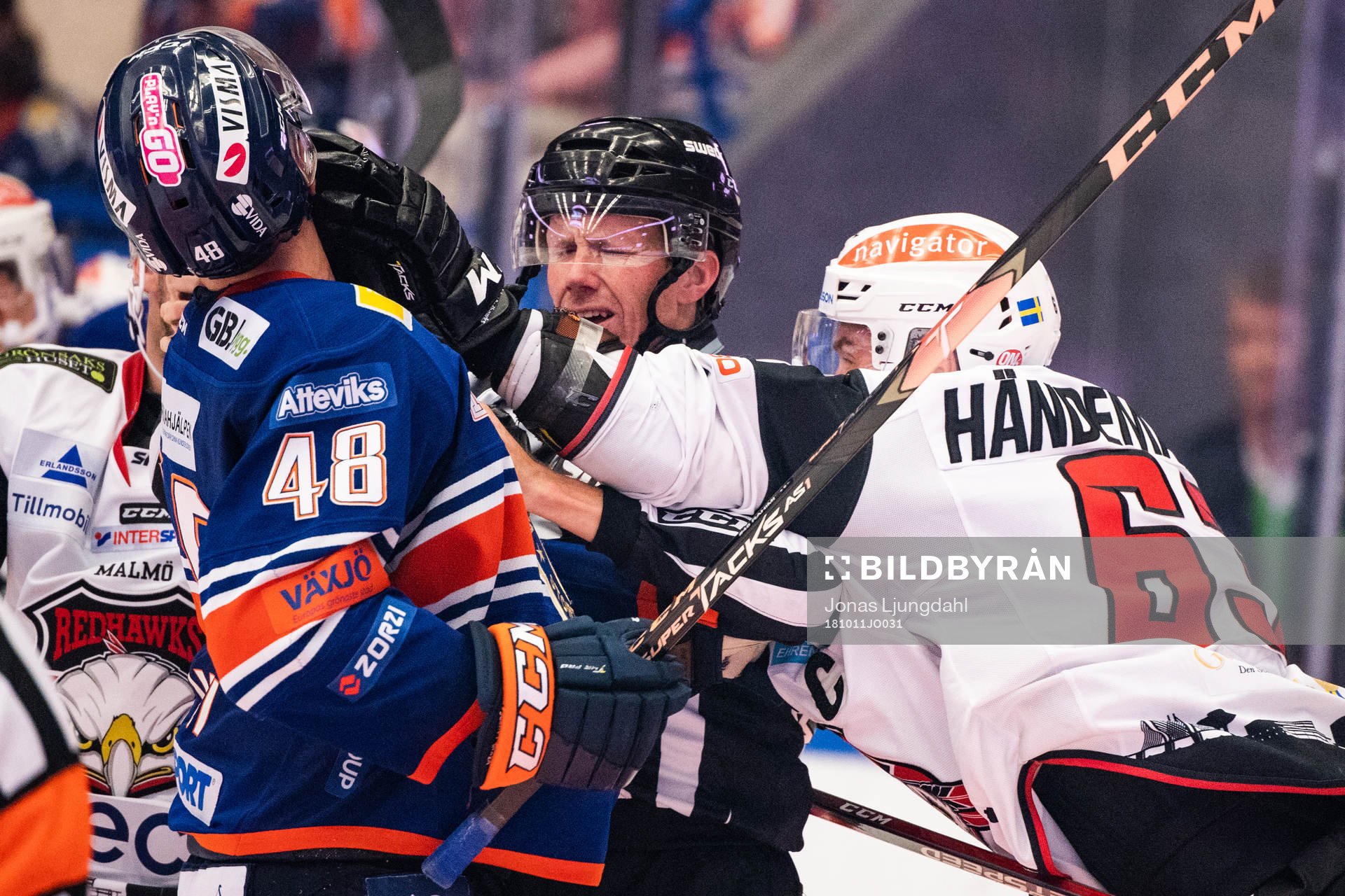 Gruff mellan Växjös Daniel Rahimi och Malmö Redhawks