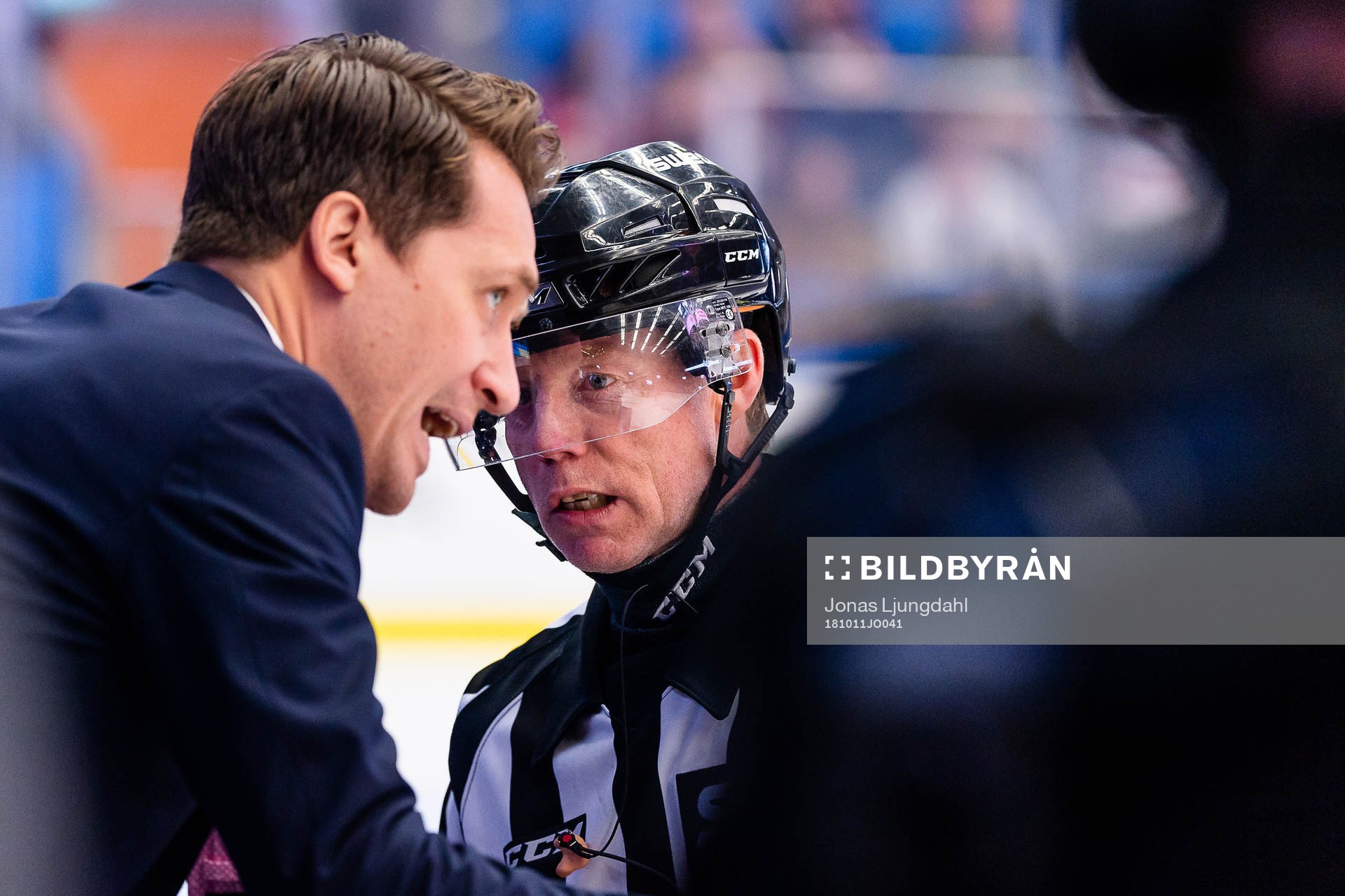 Växjös tränare Sam Hallam pratar med Domare Pehr Claesson