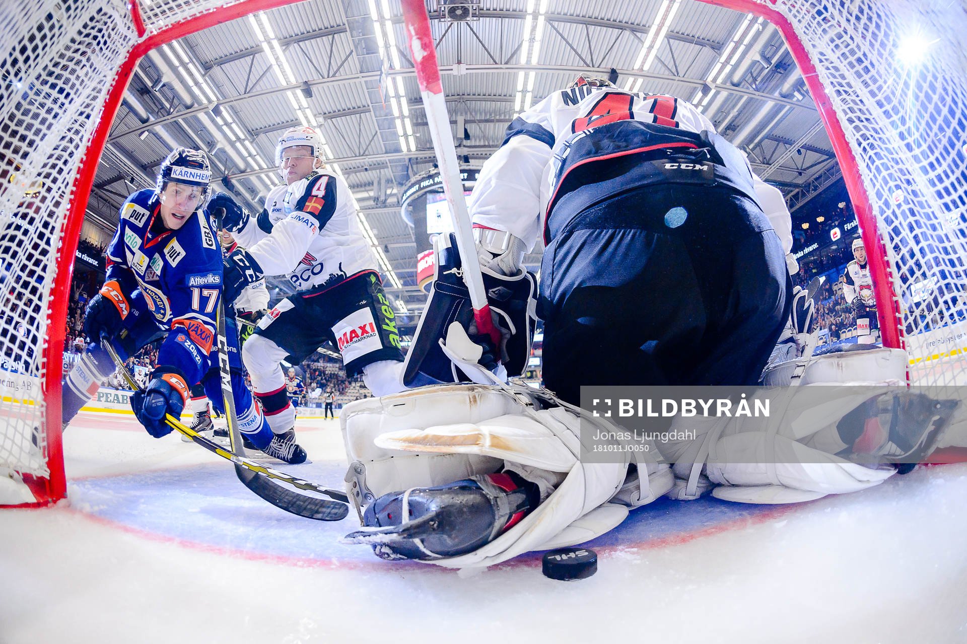 Växjös Jonas Röndbjerg trycker pucken i mål