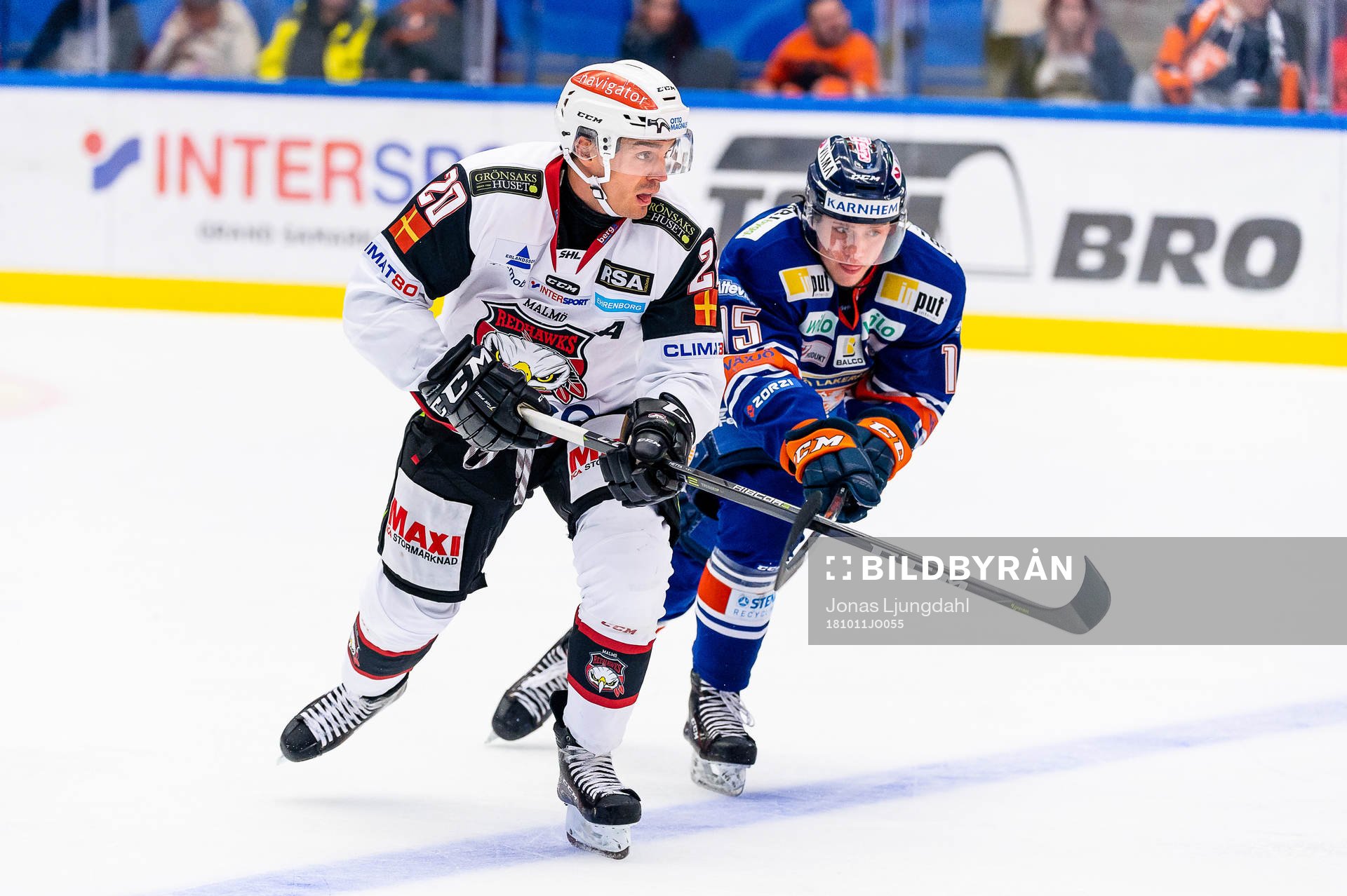 Malmö Redhawks Henrik Hetta jagas av Växjös Dominik Bokk