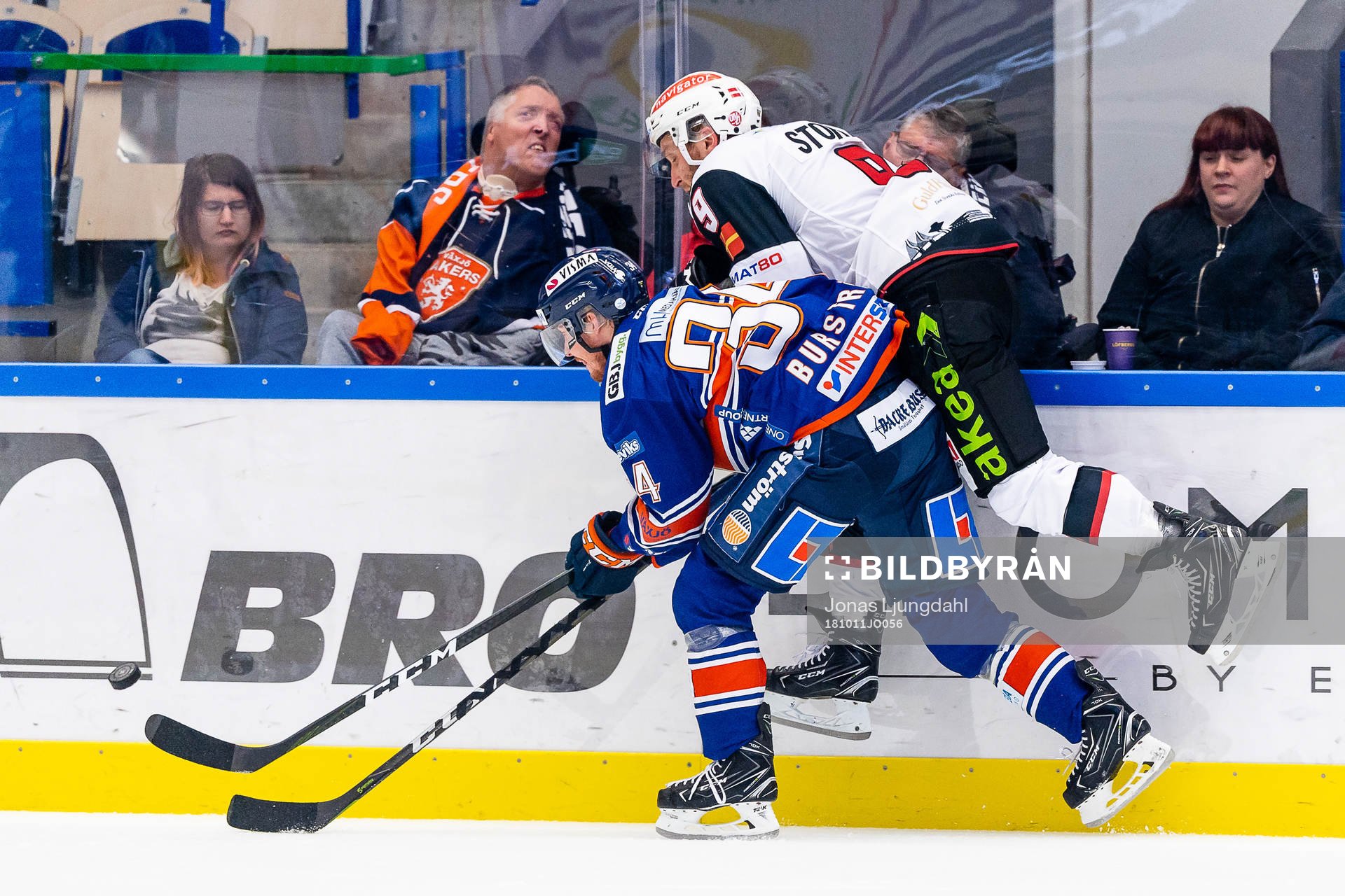 Växjös Niclas Burström tacklar Malmö Redhawks Frederik