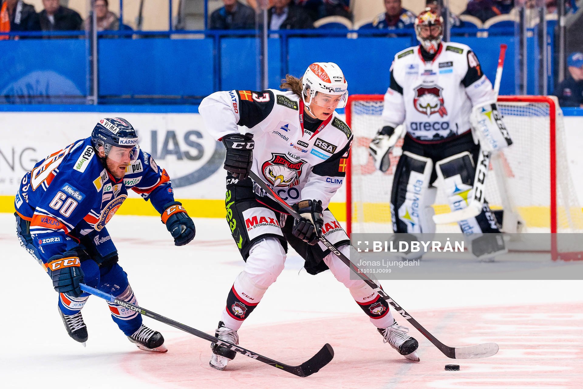 Växjös Erik Josefsson jagar Malmö Redhawks Malte Setkov