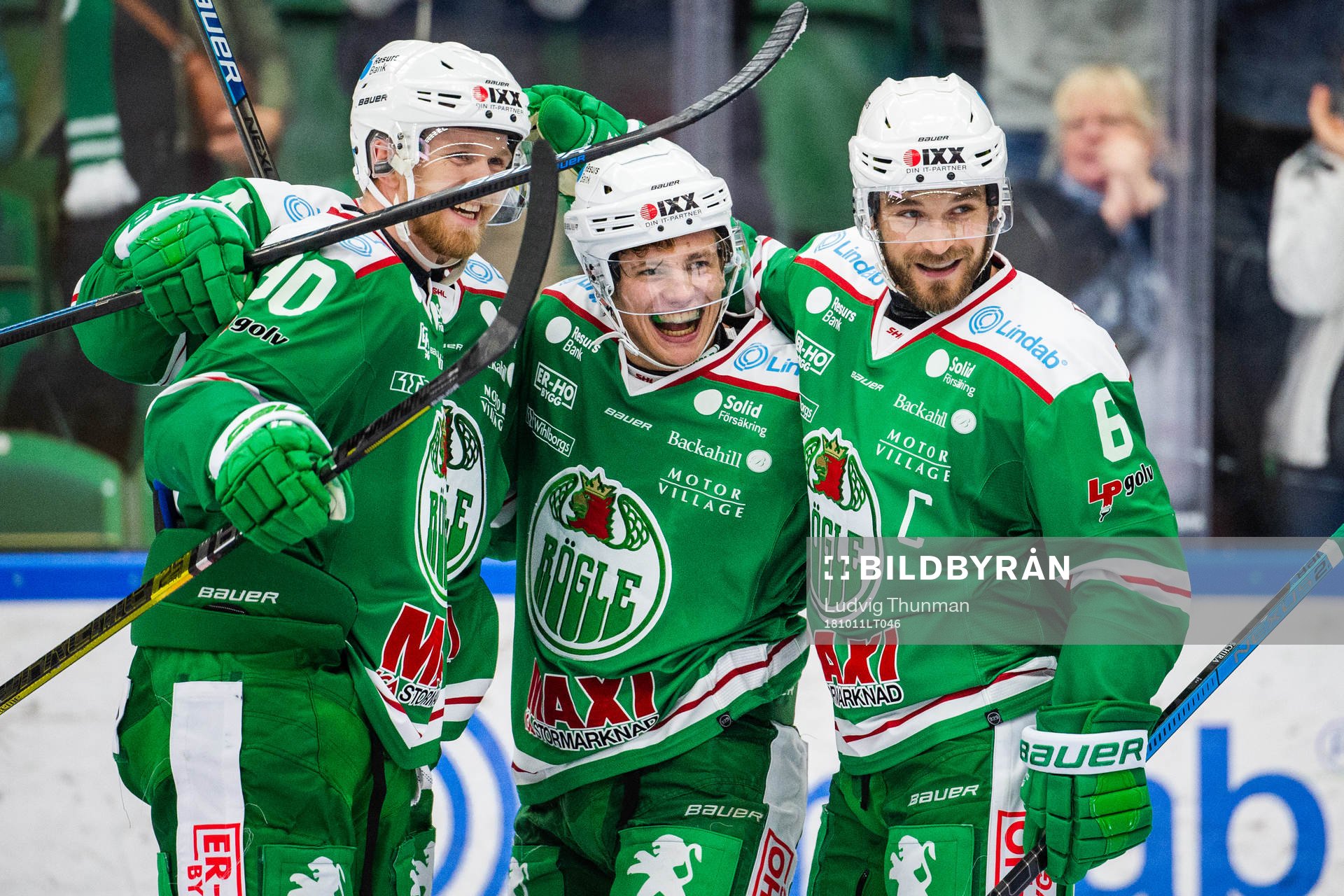 Rögles Leon Bristedt (mitten) jublar med Ted Brithén och