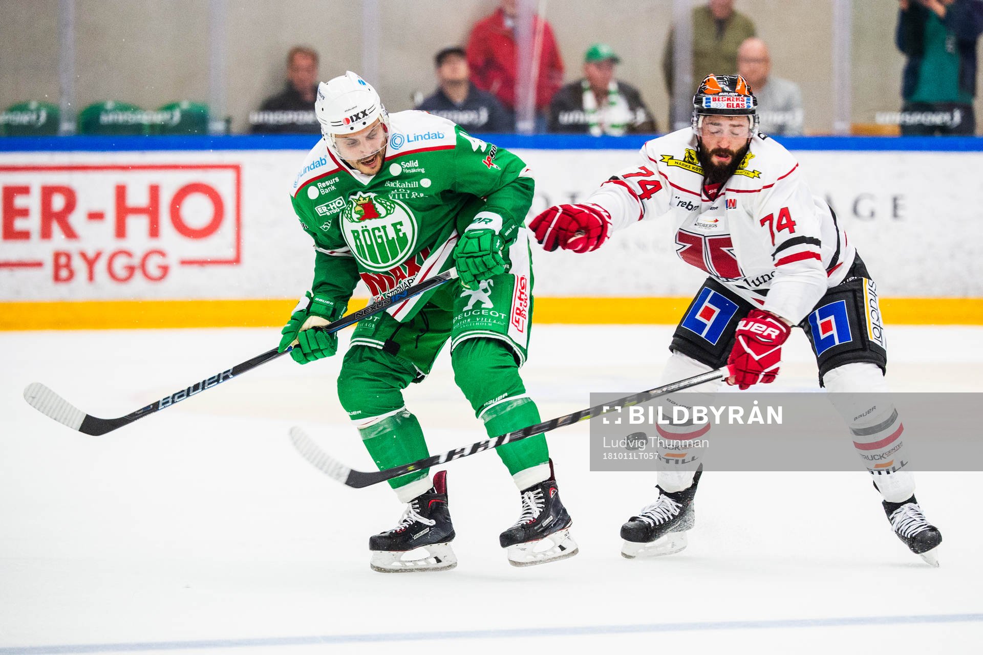 of Russia Daniel Widing och Örebros Nick Ebert i kamp om
