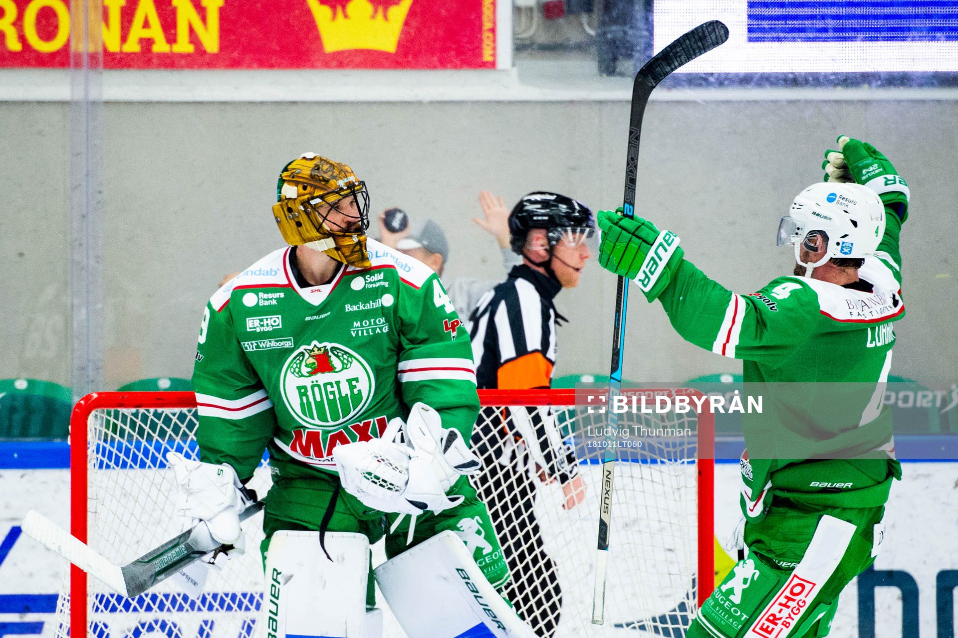 Rögles målvakt Justin Pogge jublar med Kodie Curran