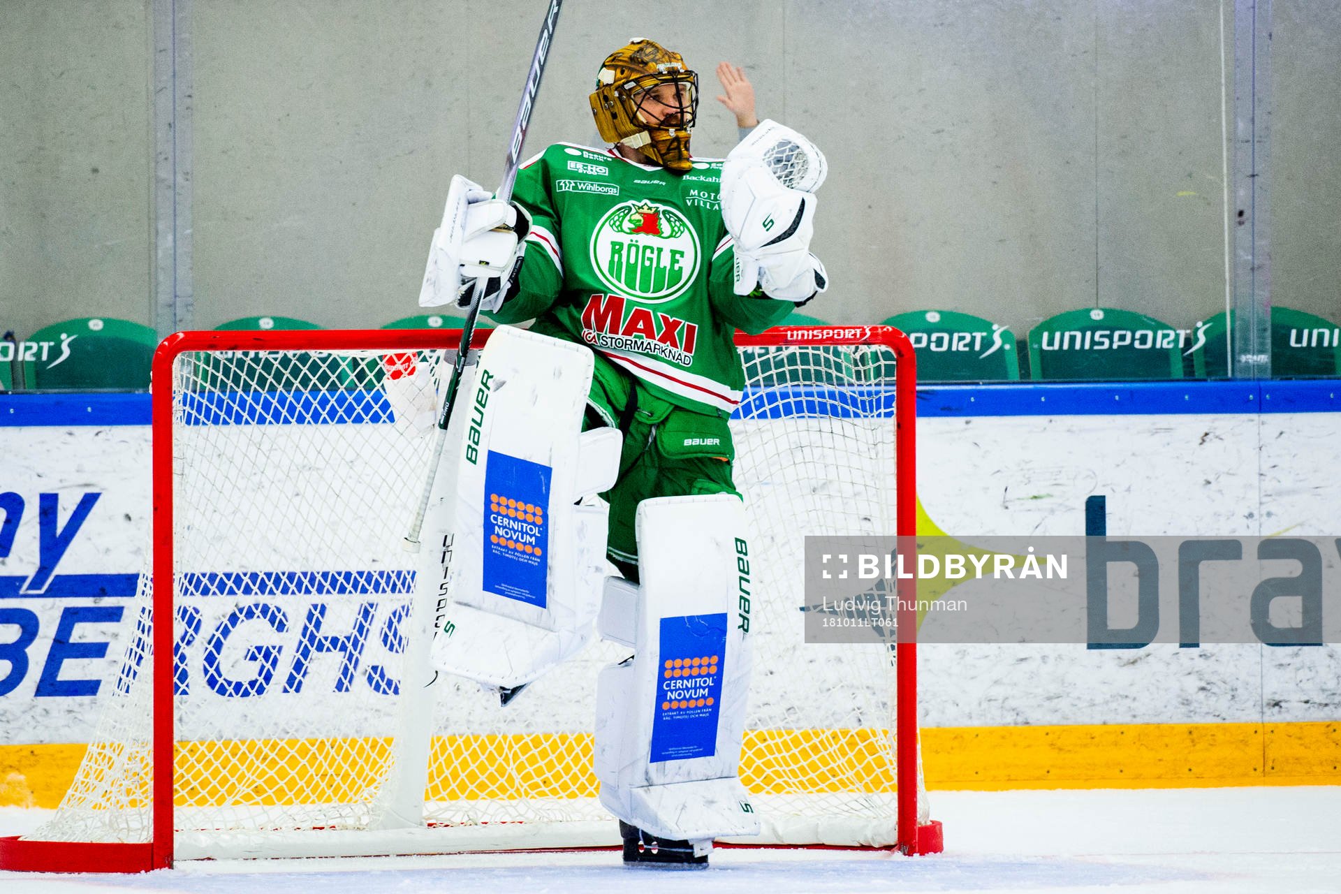 Rögles målvakt Justin Pogge jublar