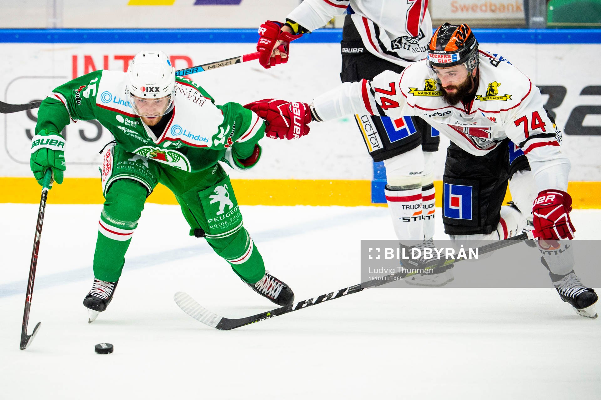Rögles Simon Ryfors i kamp om pucken med Örebros Nick