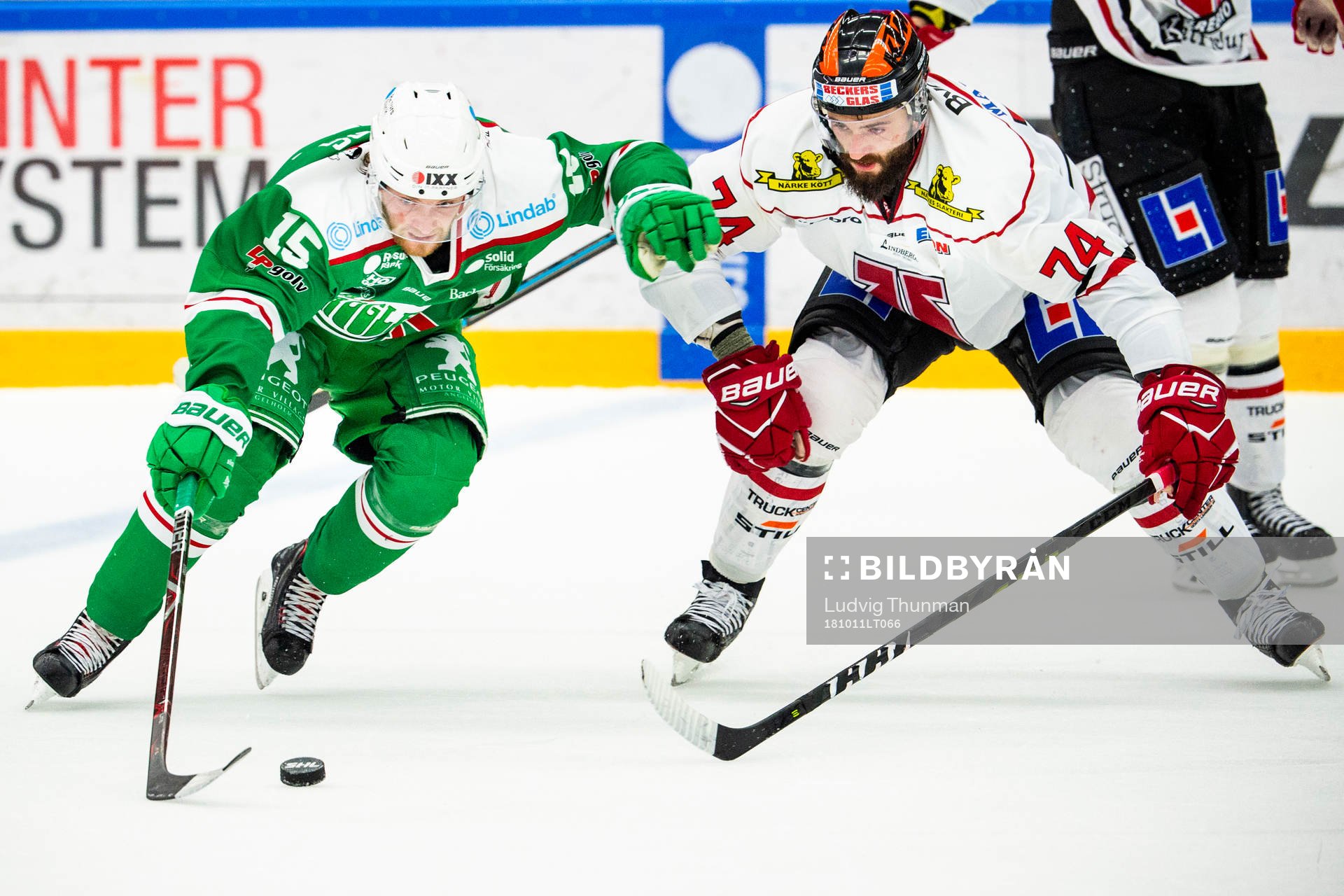Rögles Simon Ryfors i kamp om pucken med Örebros Nick