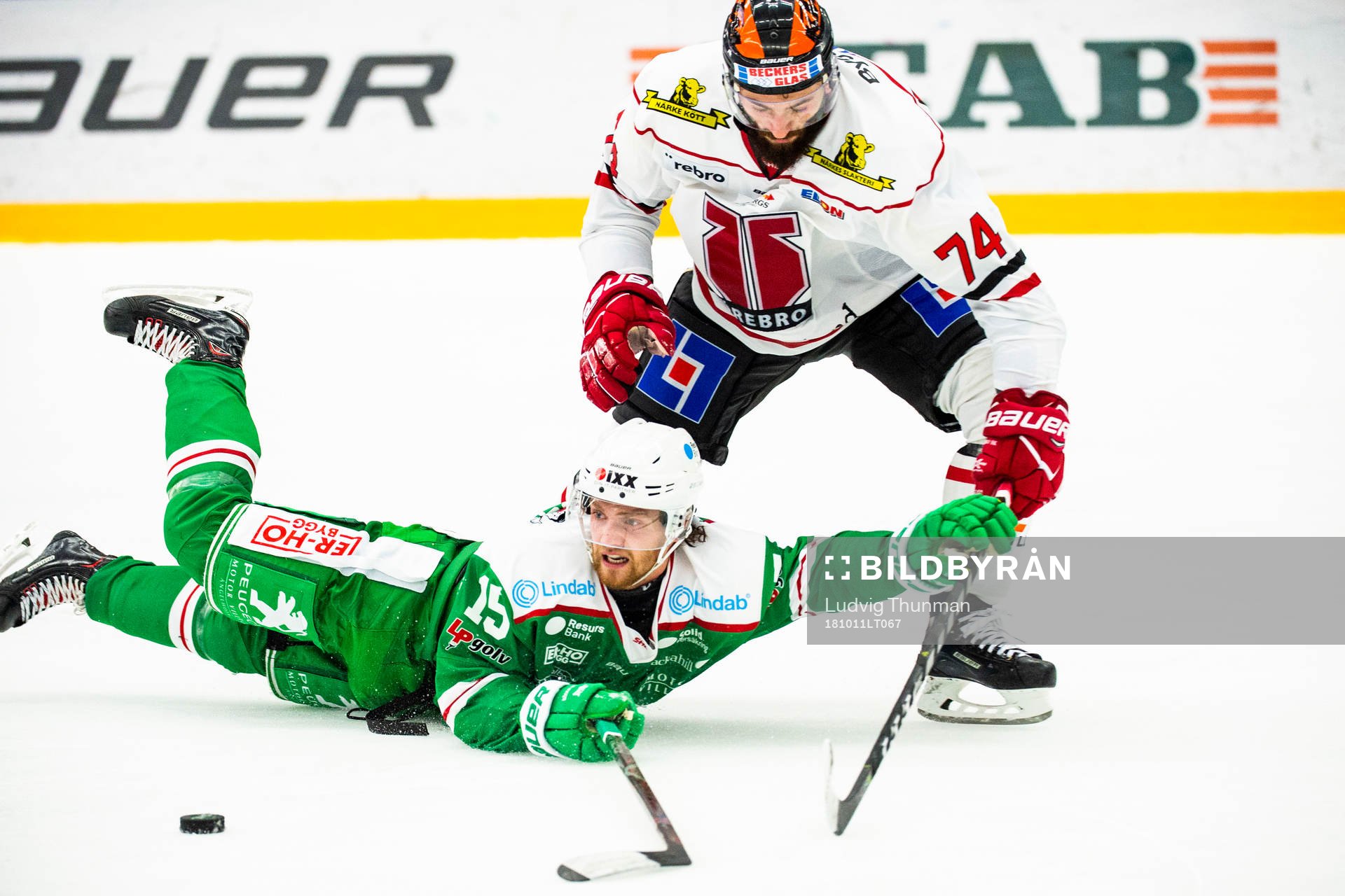 Rögles Simon Ryfors i kamp om pucken med Örebros Nick