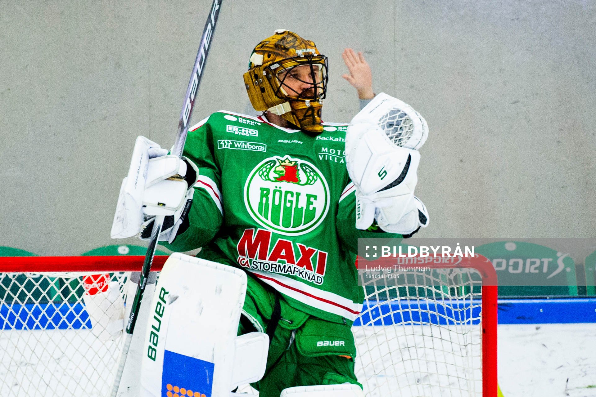 Rögles målvakt Justin Pogge jublar