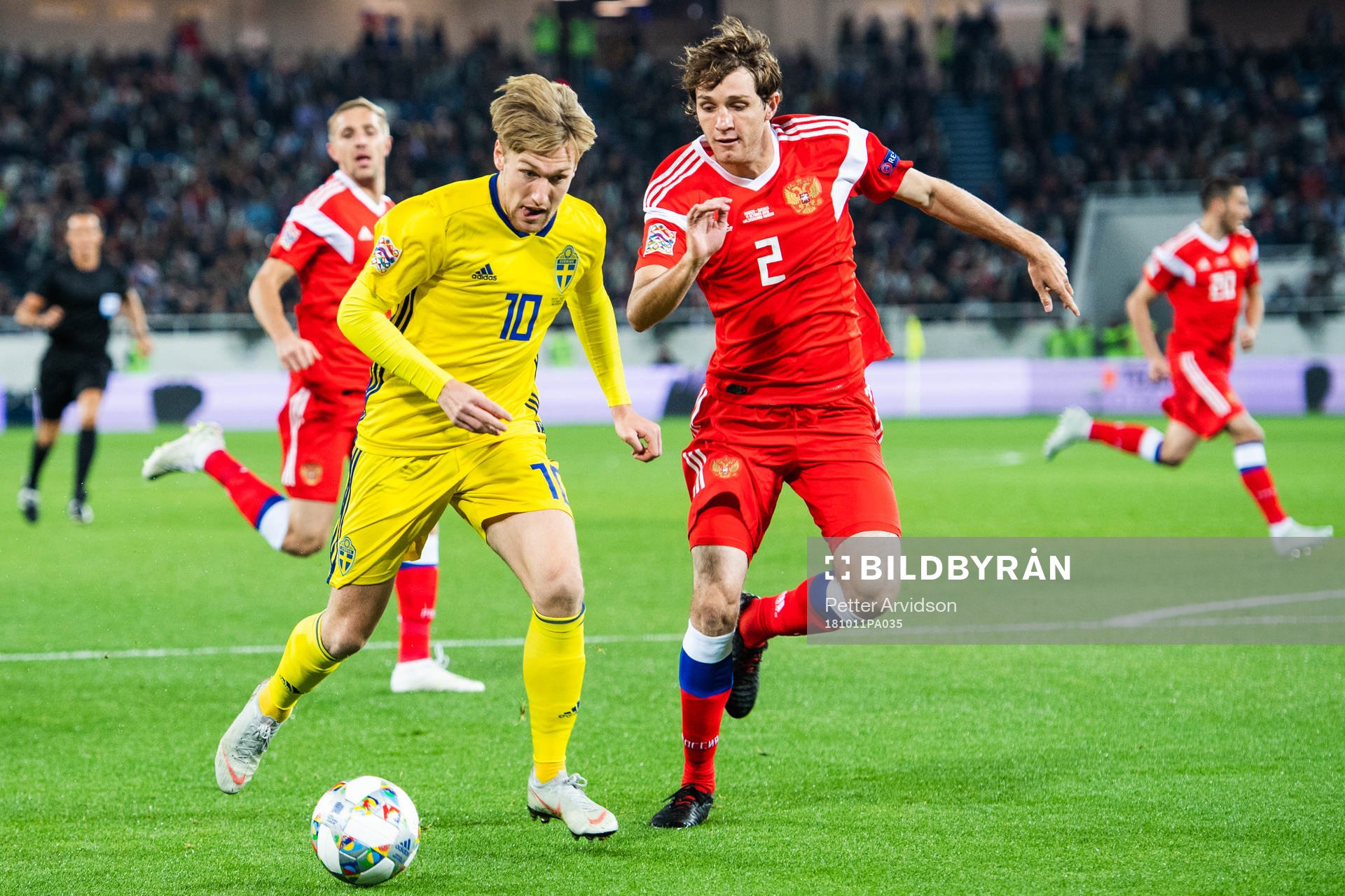 Emil Forsberg of Sweden and Fernandes Mario of Russia