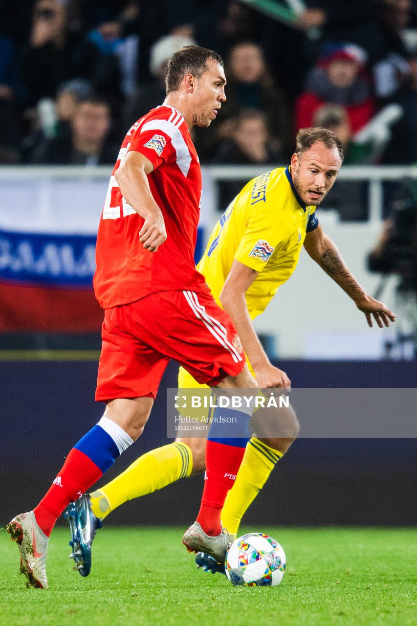 Artem Dzyuba of Russia challenges Andreas Granqvist of