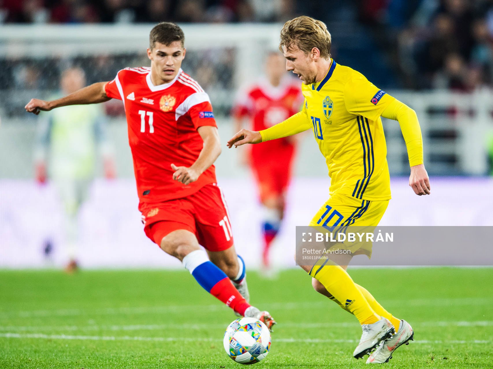 Roman Zobnin of Russia and Emil Forsberg of Sweden