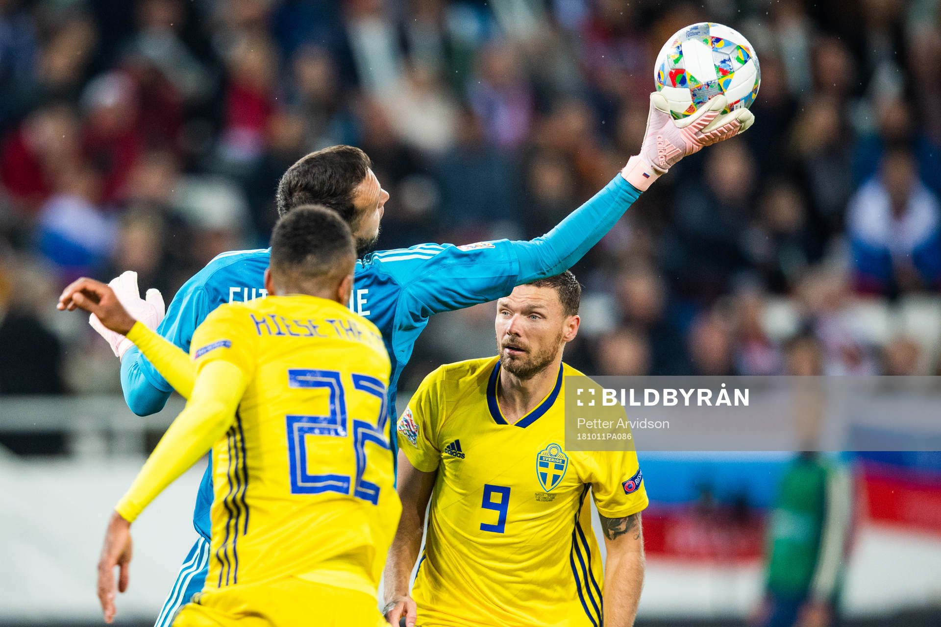 Isaac Kiese Thelin and Marcus Berg of Sweden challenges goalkeeper Guilherme of Russia during the Nations League match between Russia and Sweden on October 11, 2018 in Kaliningrad.