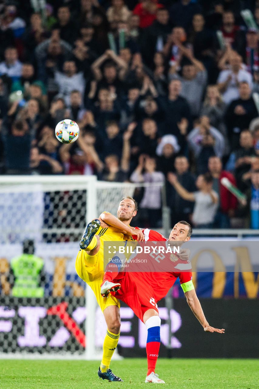 Andreas Granqvist of Sweden and Artem Dzyuba of Russia