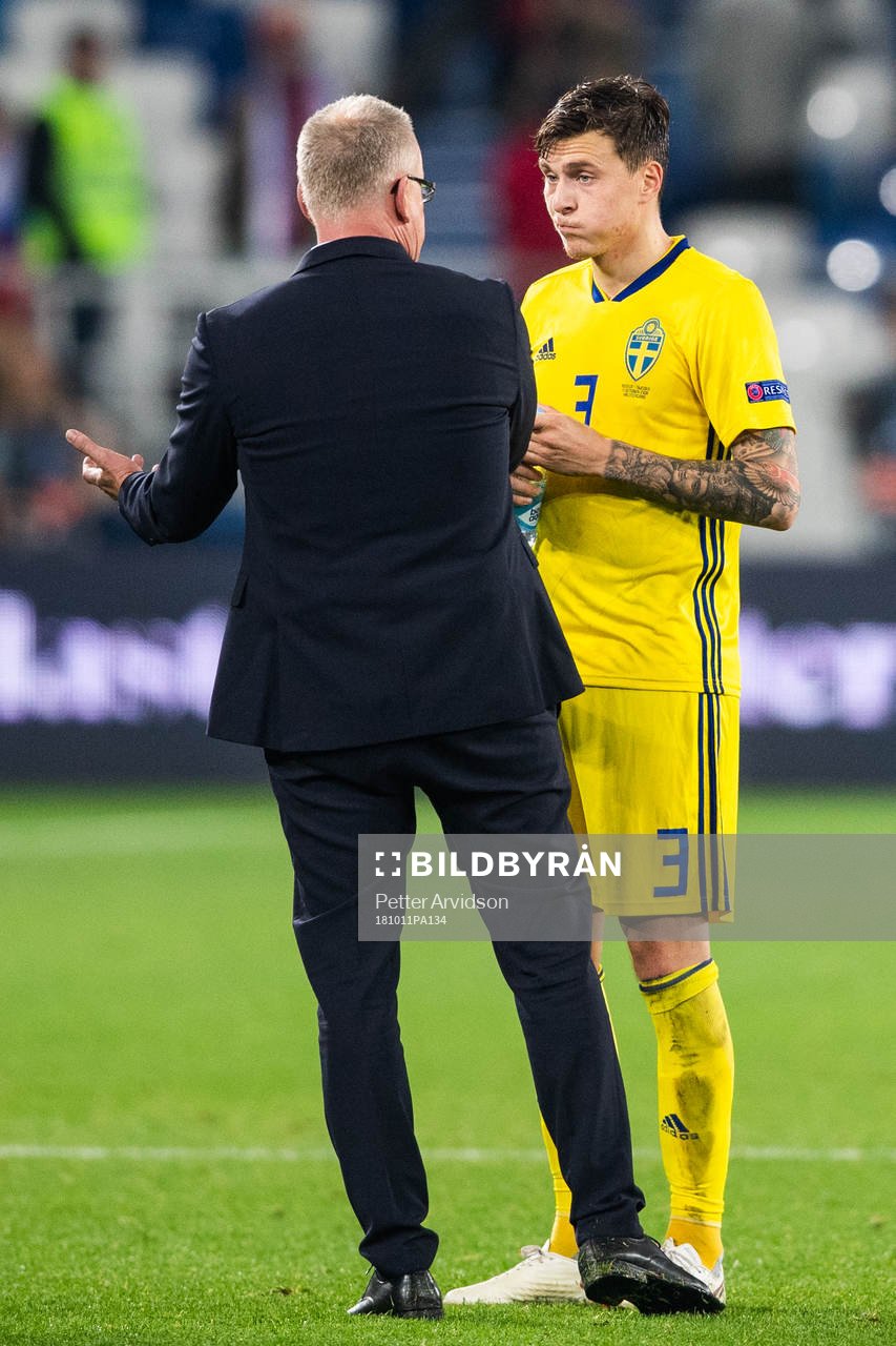 head coach Janne Andersson and Victor Nilsson Lindelöf of