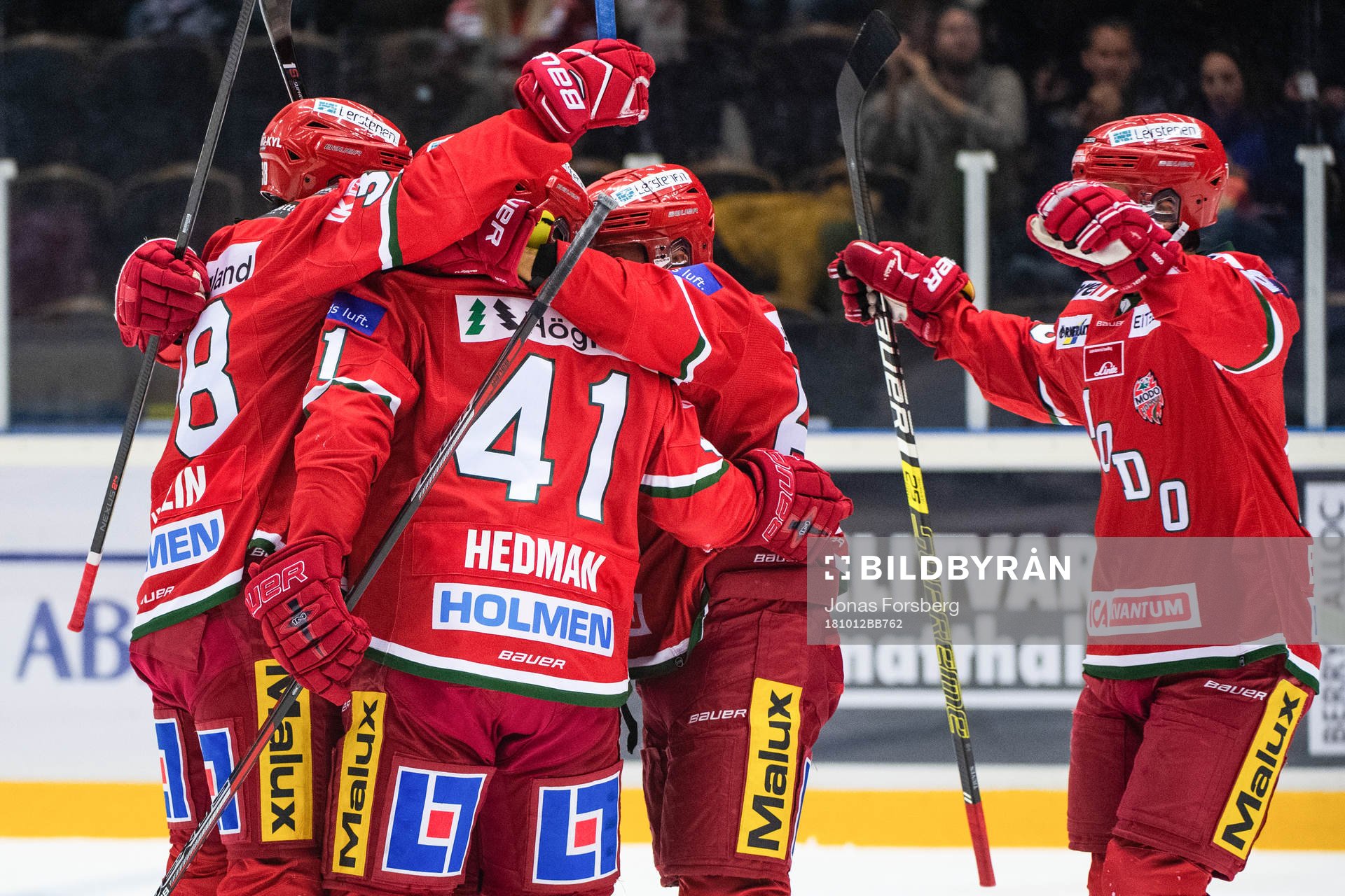 Modos Oscar Hedman jublar med lagkamrater