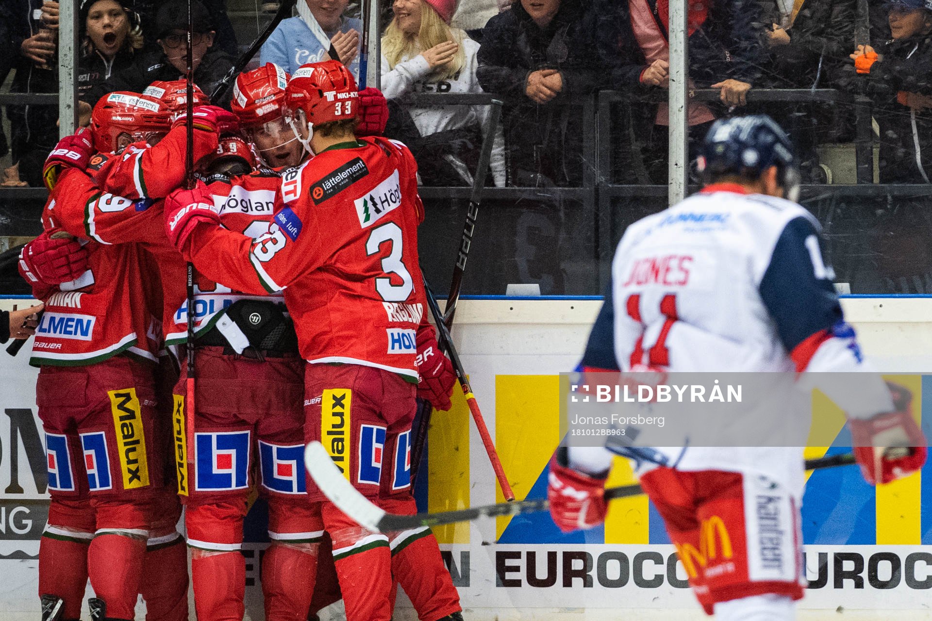 Modos Victor Öhman jublar med lagkamrater