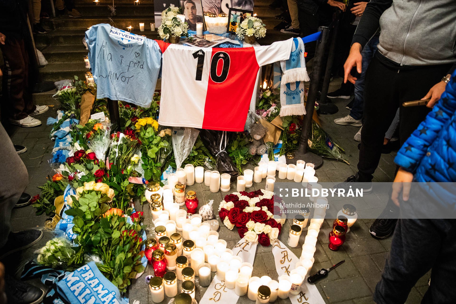 Blommor, ljus, fotbollströjor och bilder