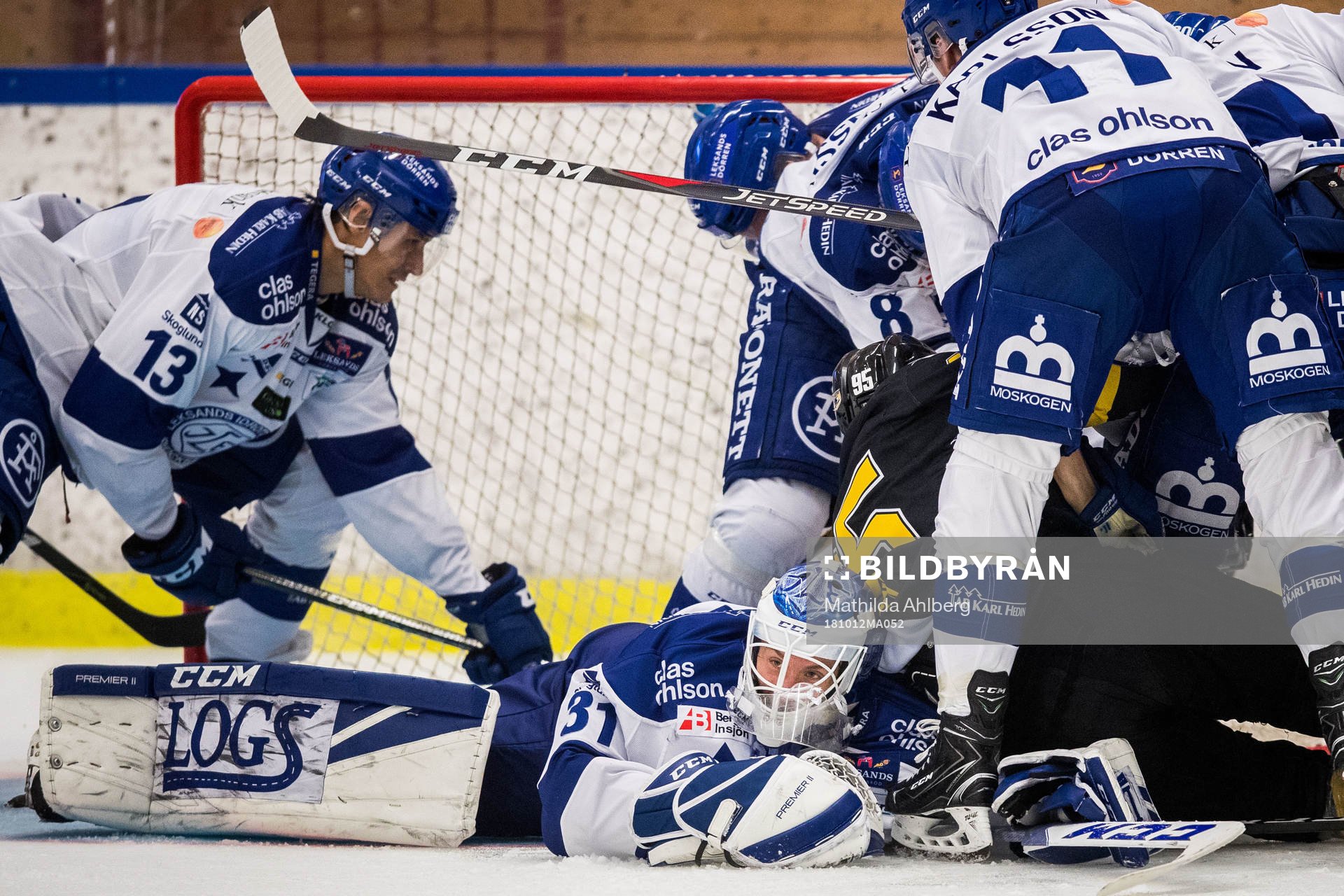 Leksands målvakt Jonas Arntzen underst vid gruff i