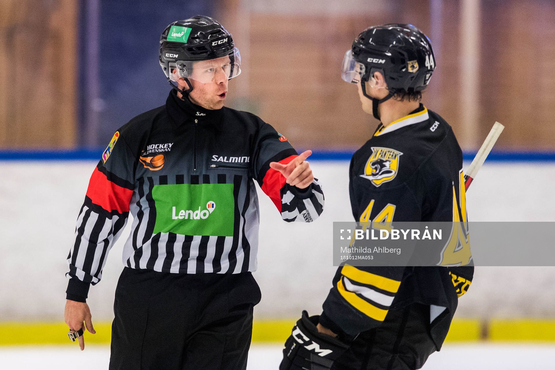 Domare Filip Sandstedt tillrättavisar Panterns Erik