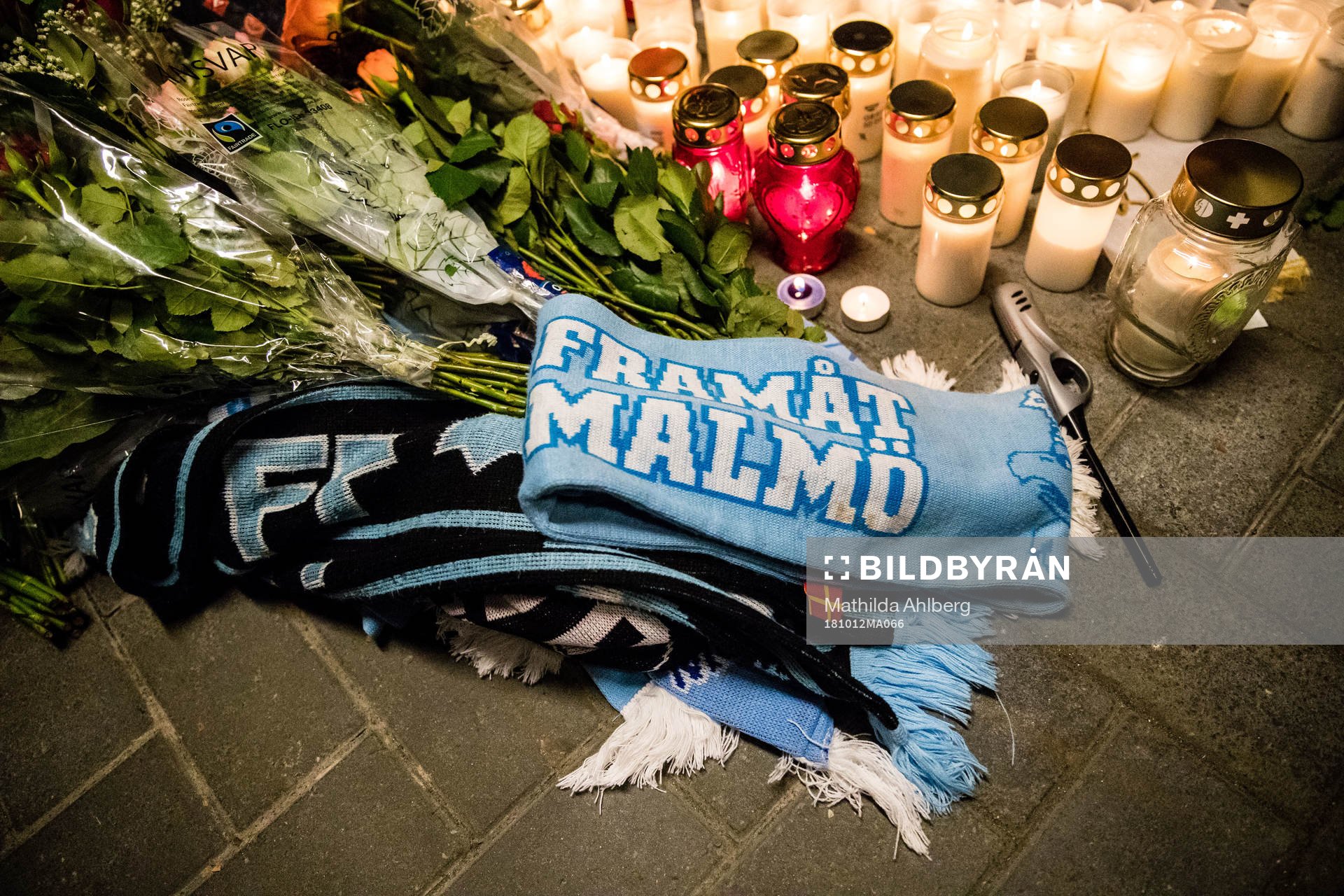 Besökare har lagt ner Malmö FF halsdukar och ljus