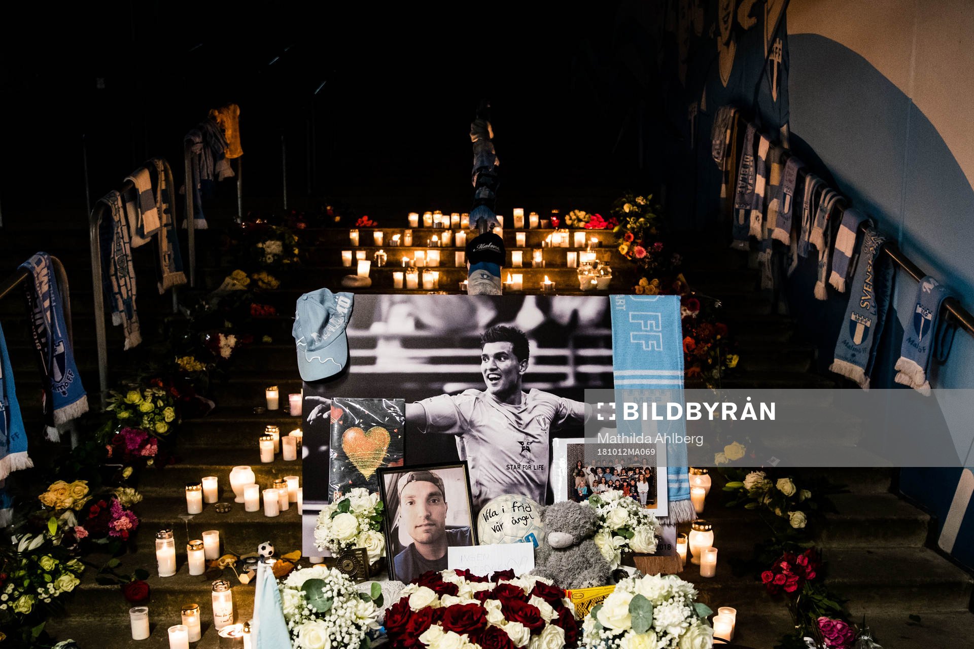 Blommor, ljus och bilder nedlagda