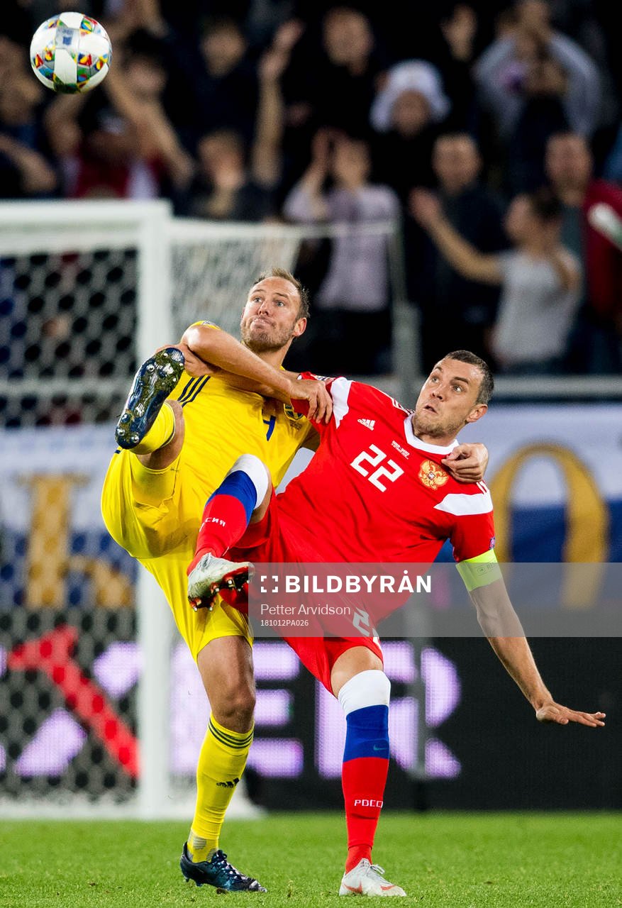 Andreas Granqvist of Sweden and Artem Dzyuba of Russia